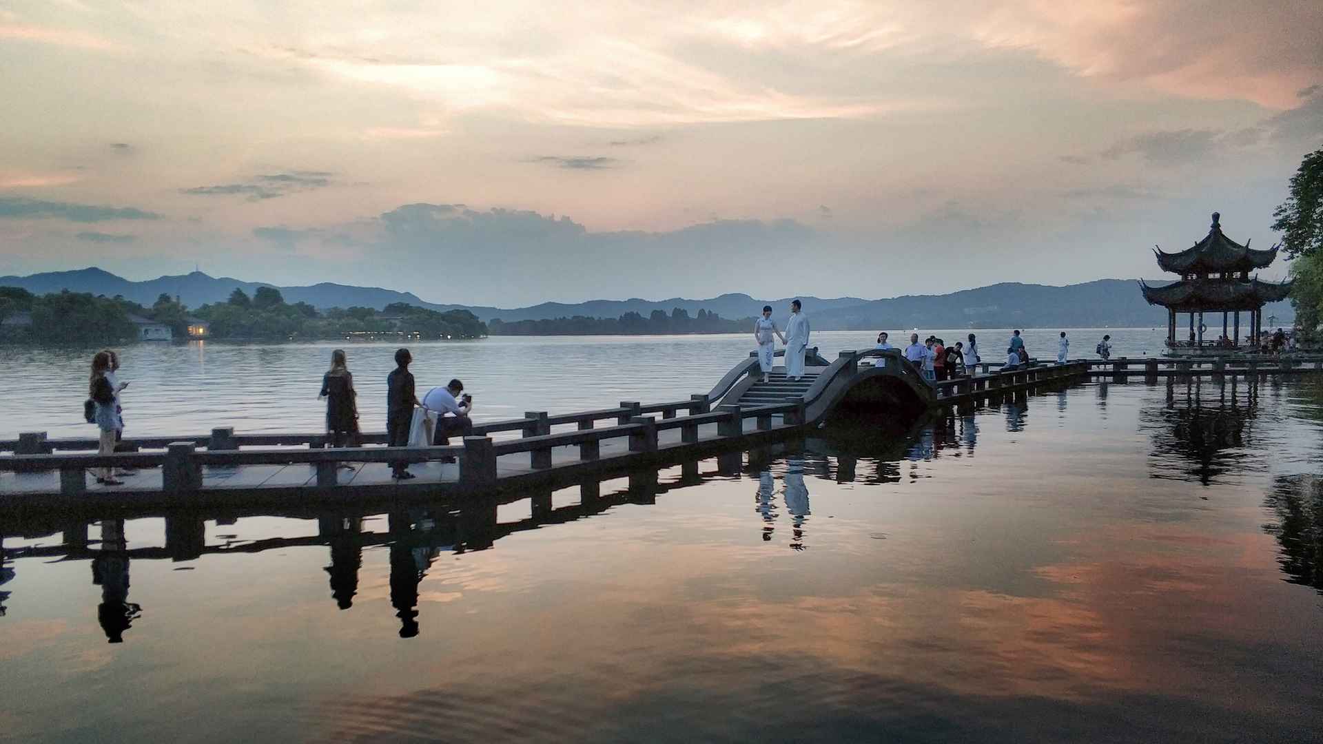 高清西湖的情人桥——长桥电脑桌面壁纸-