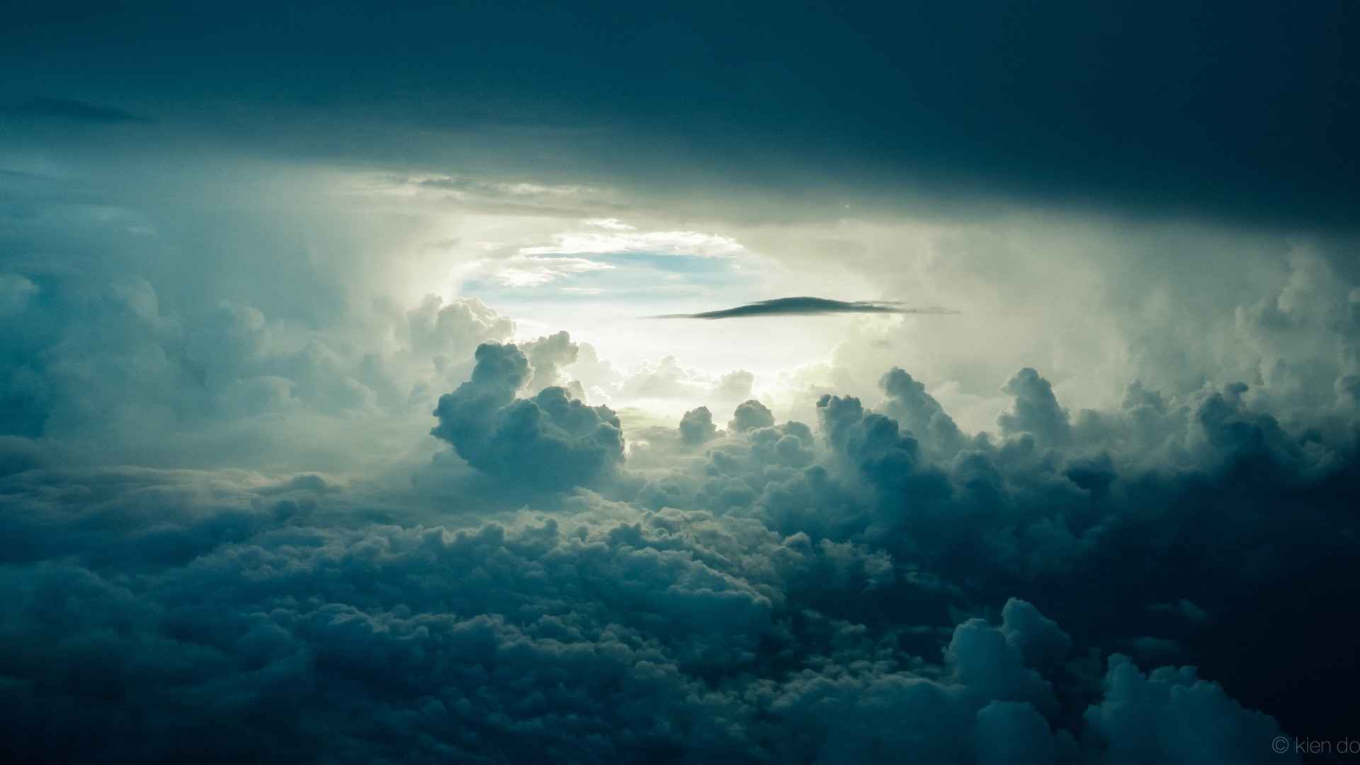 高清高空中唯美的云层电脑桌面壁纸