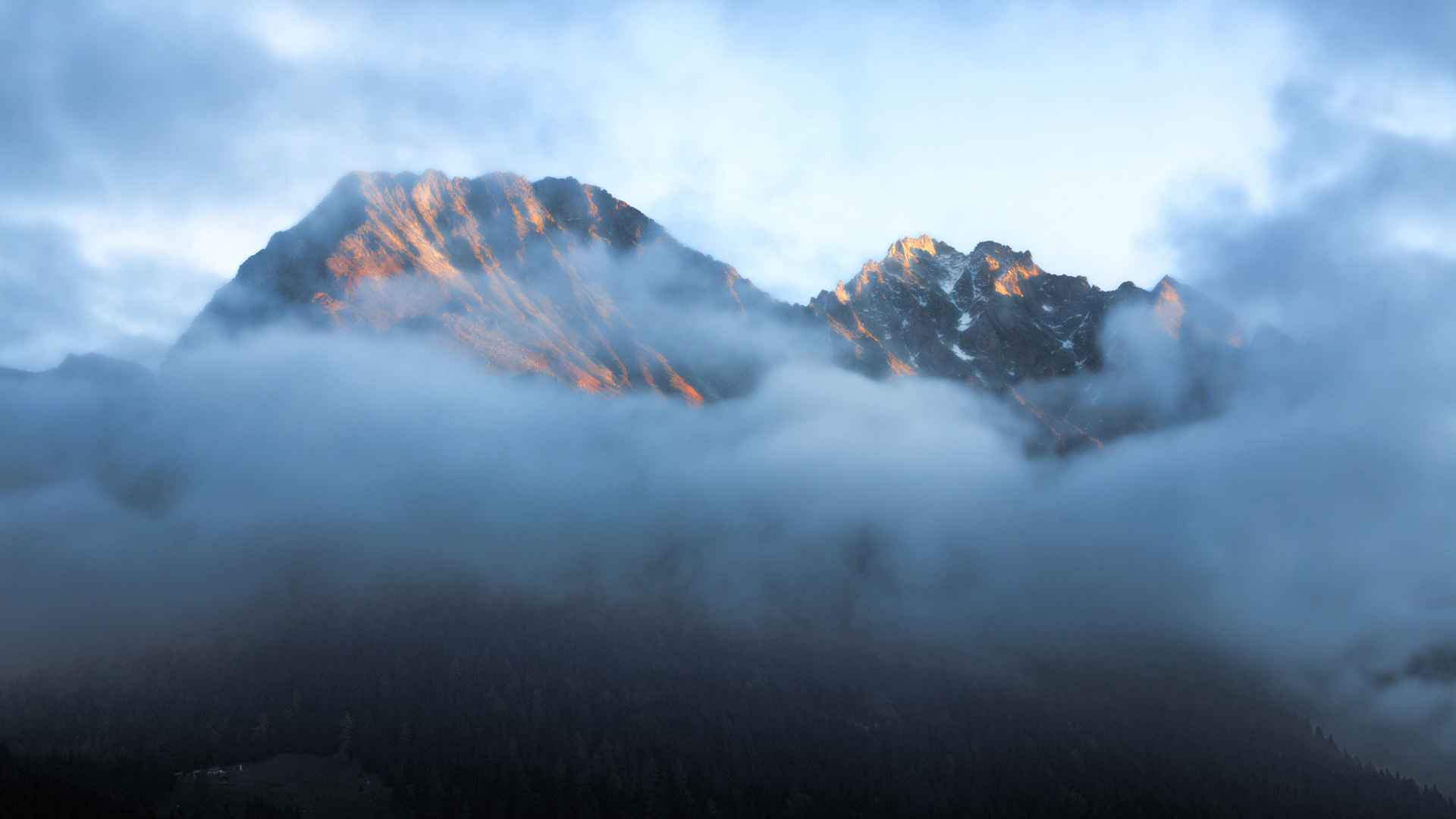 高清巍峨的山峰 梦幻的雾电脑桌面壁纸-