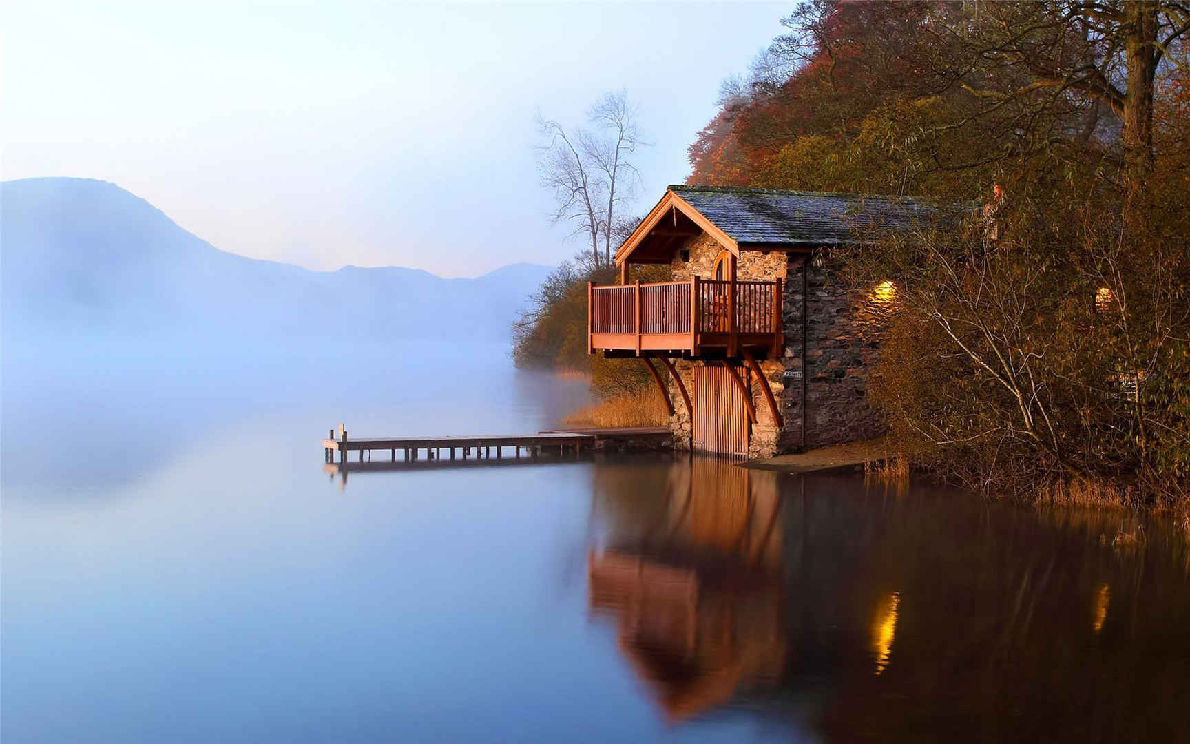 精选平静湖泊边的木房子唯美意境高清风景图片壁纸下载-