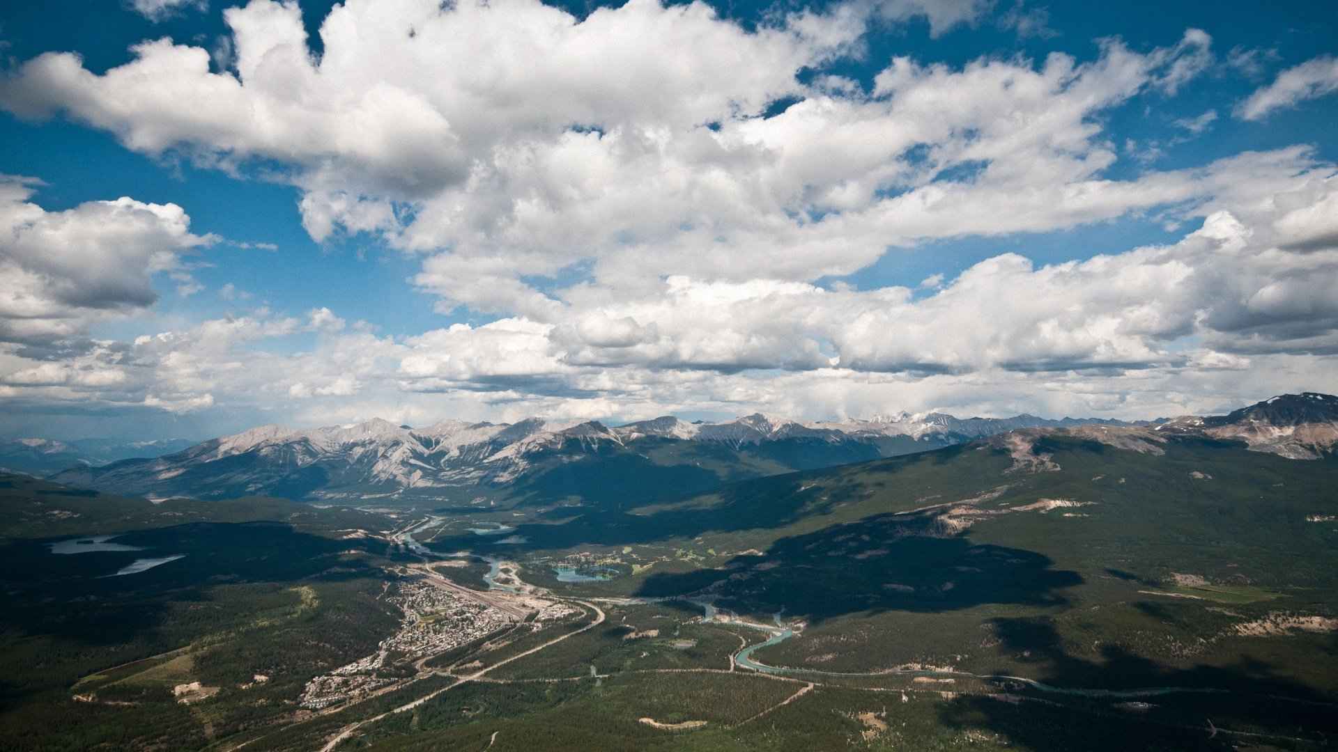 恬静的蓝天白云大草地美景图片高清电脑桌面壁纸下载-