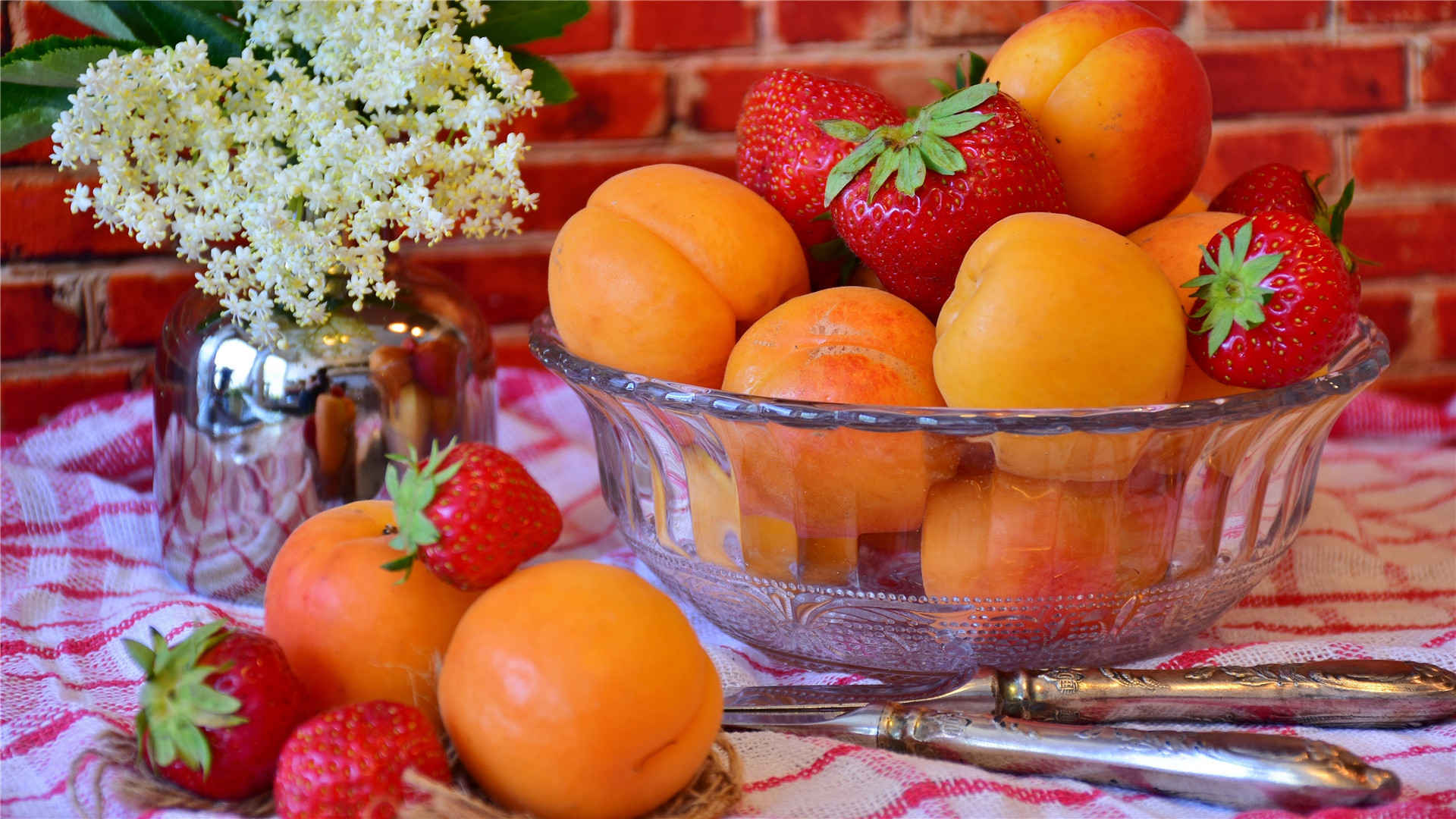 新鲜的水果杏子高清桌面壁纸-