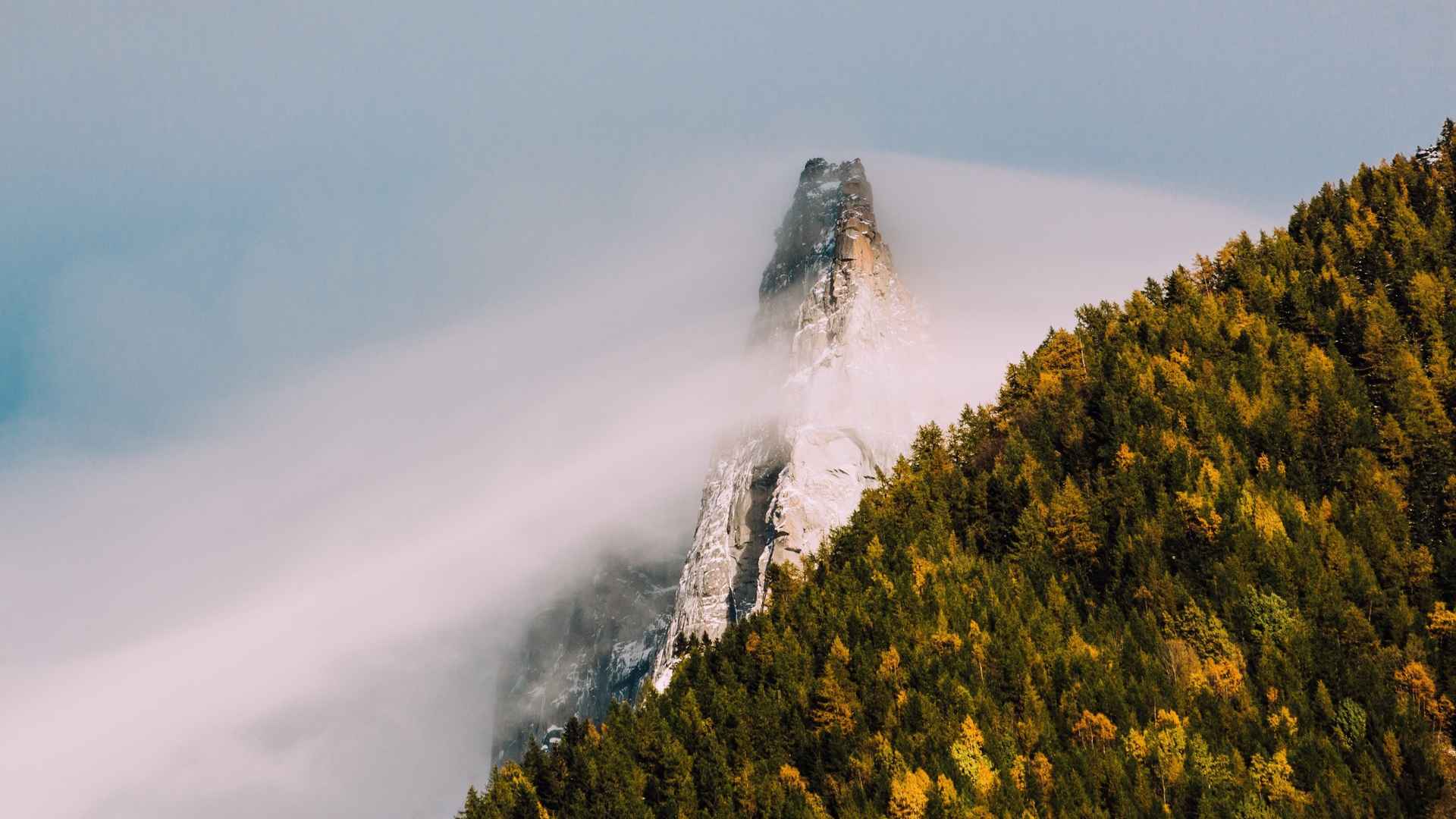 高清巍峨的高山电脑桌面壁纸