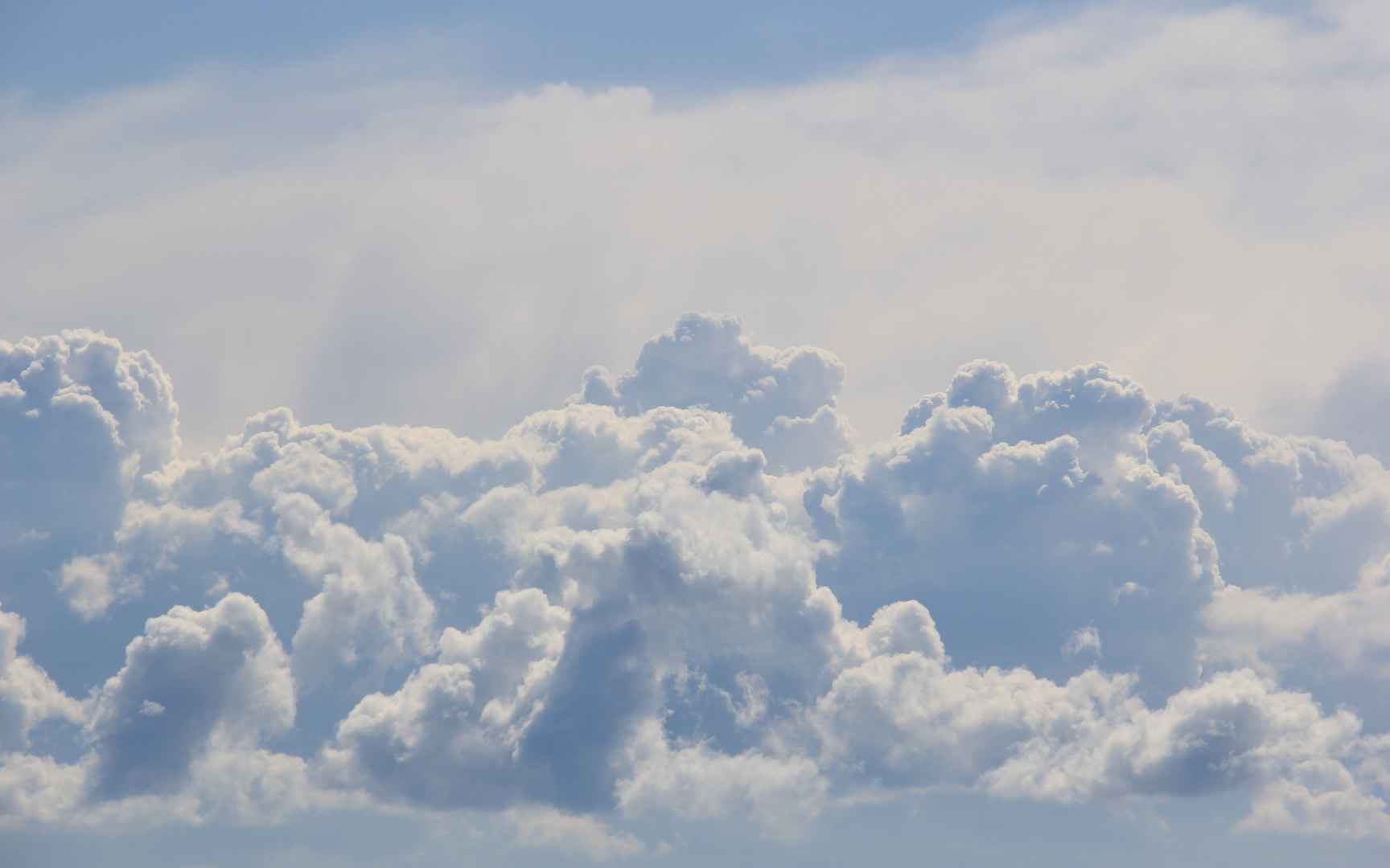 高清天上的云朵形态各异电脑桌面壁纸-
