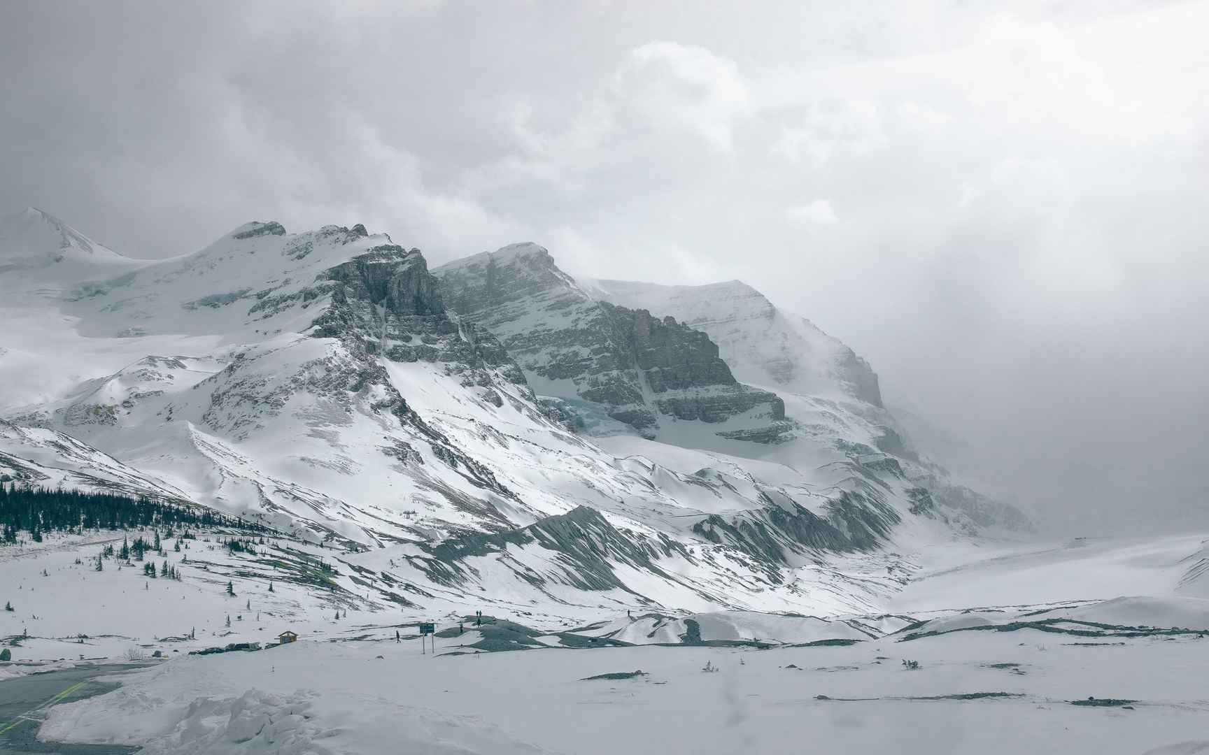 高清皑皑雪山的雄伟景观电脑桌面壁纸-