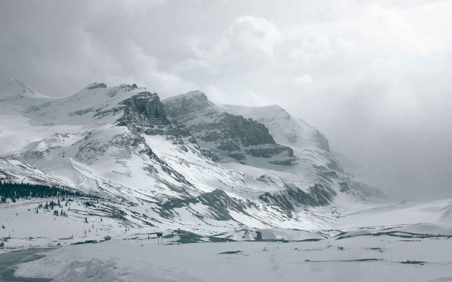 皑皑雪山的雄伟景观桌面壁纸-