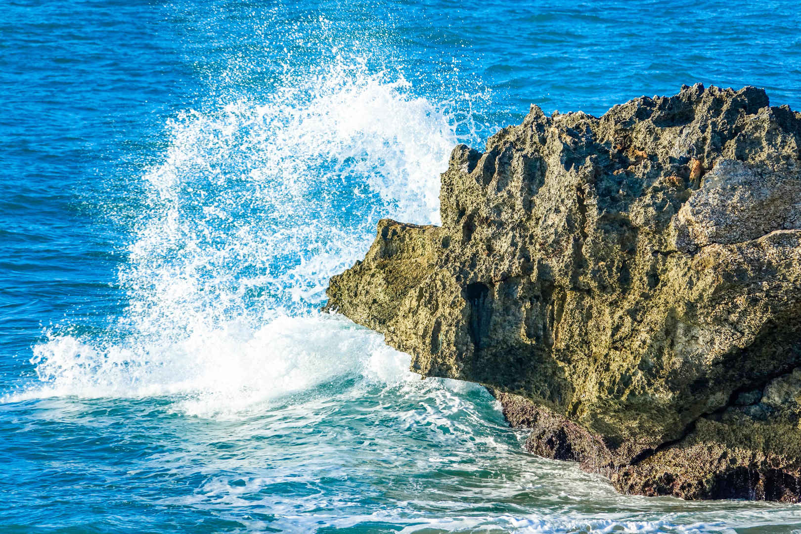 冲击的海浪桌面壁纸