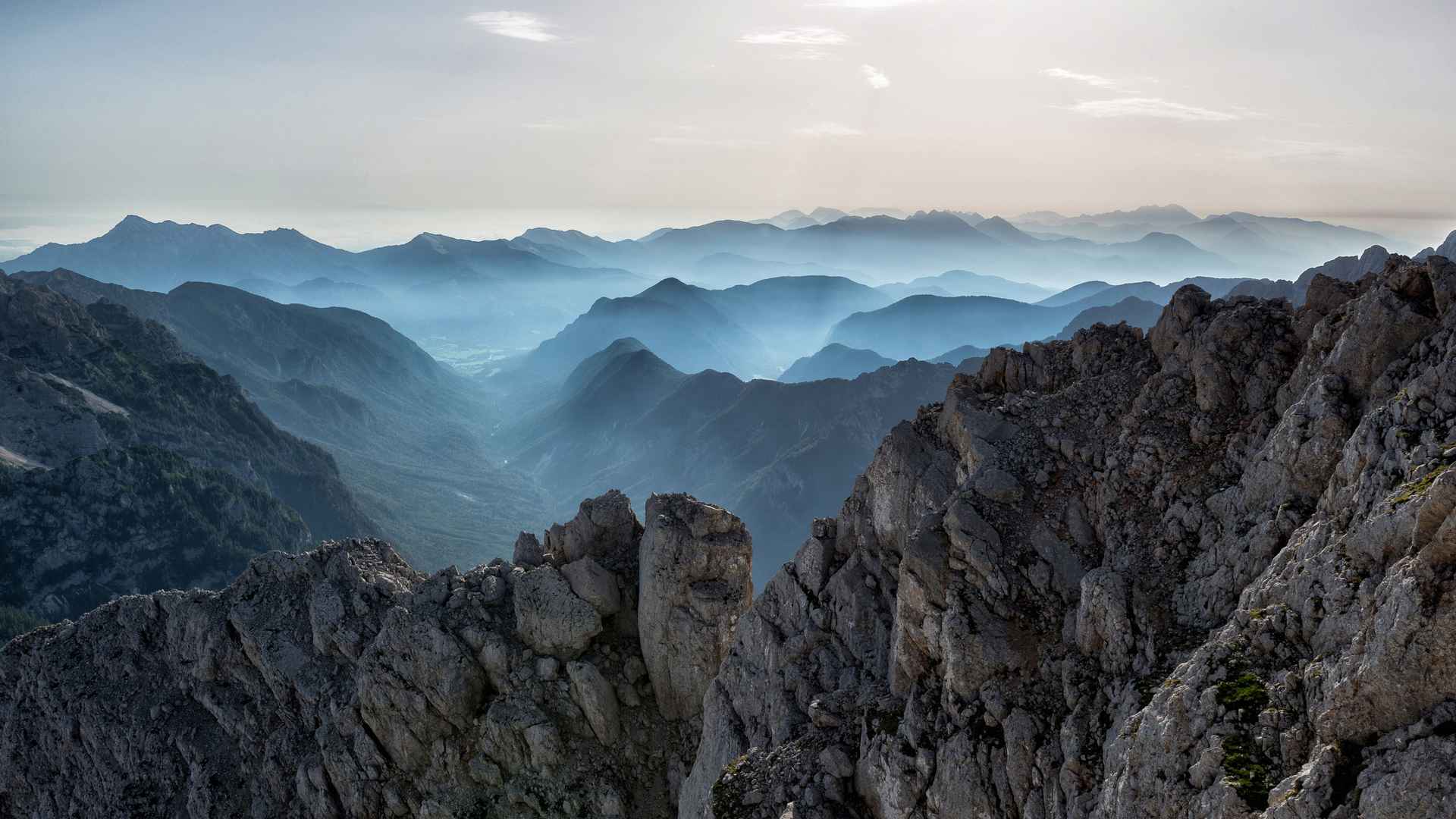 高清山脉重重电脑桌面壁纸-