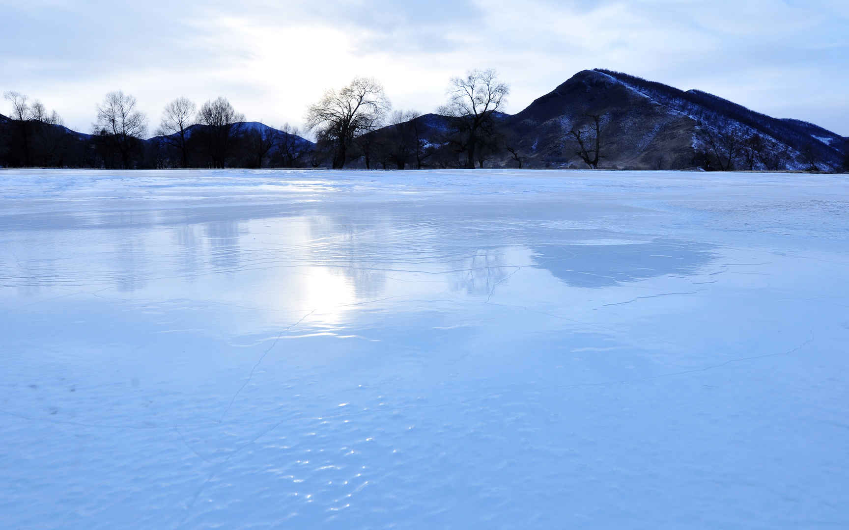 白色冰雪世界桌面壁纸