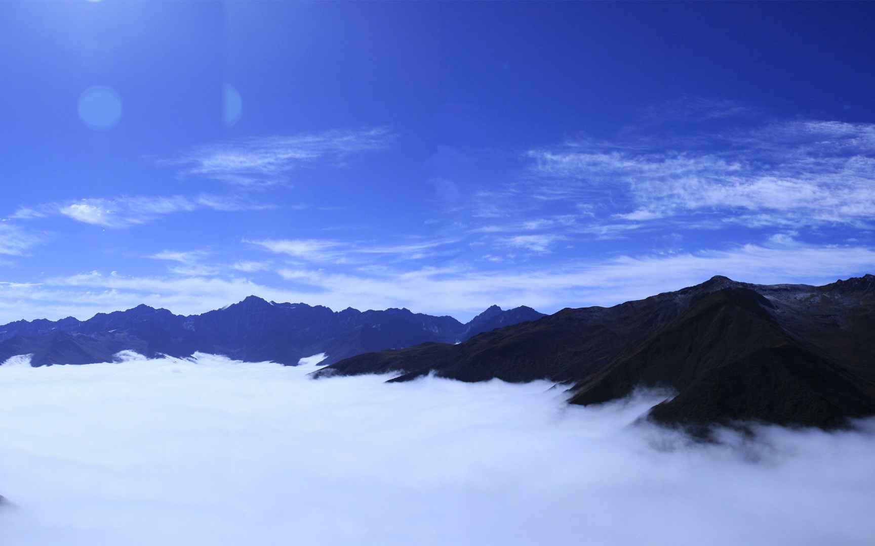 高清云海里的梦幻世界电脑桌面壁纸-