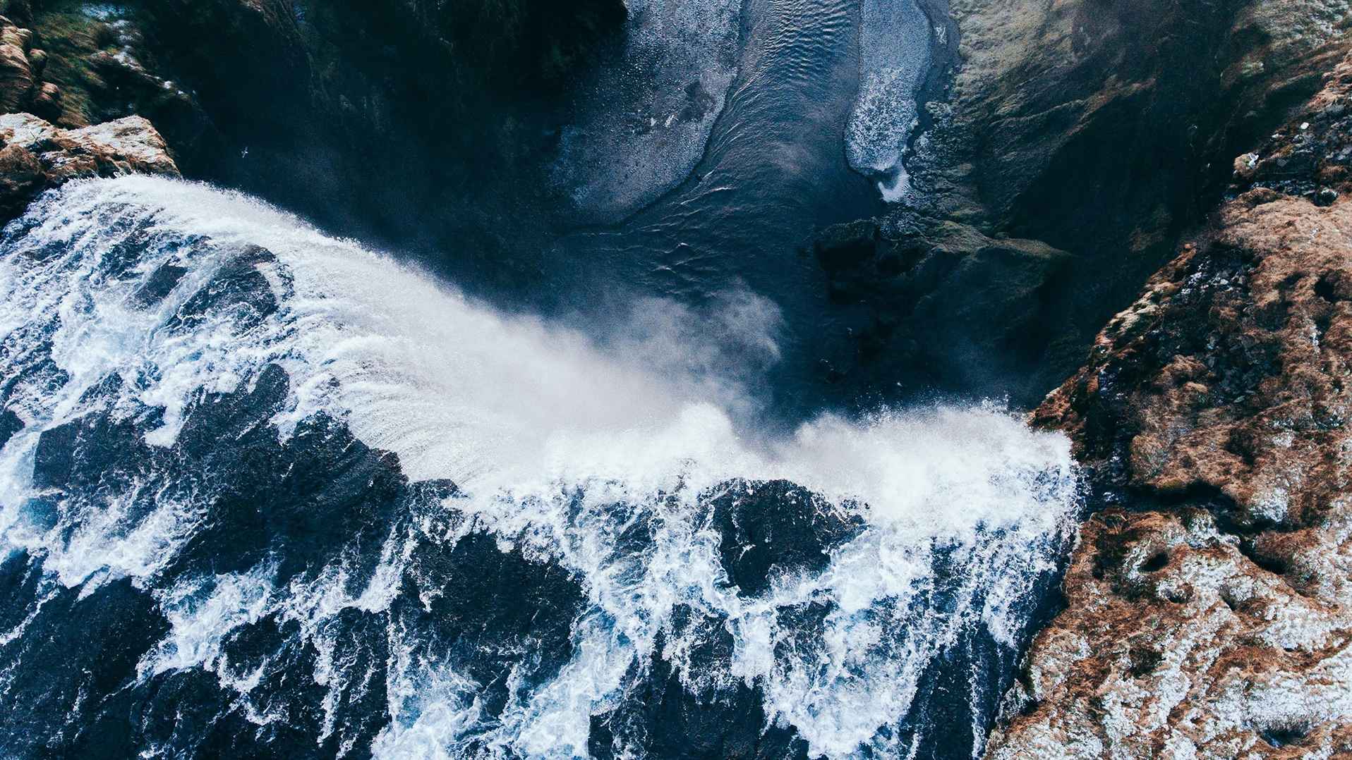 高清雄浑的瀑布风景电脑桌面壁纸