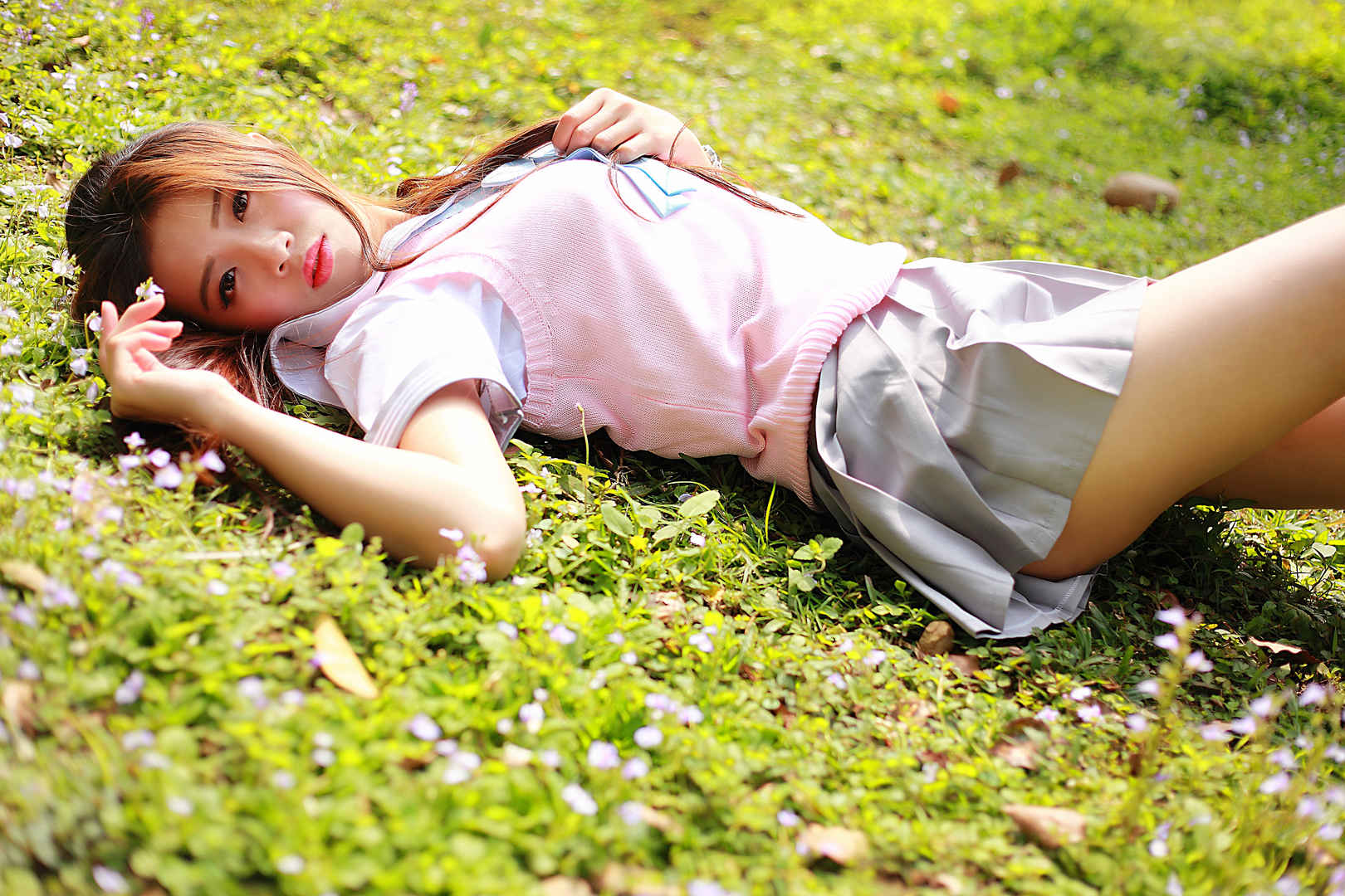 一个年轻女士躺在草地上的俯视图照片摄影图片_ID:143814639-Veer图库