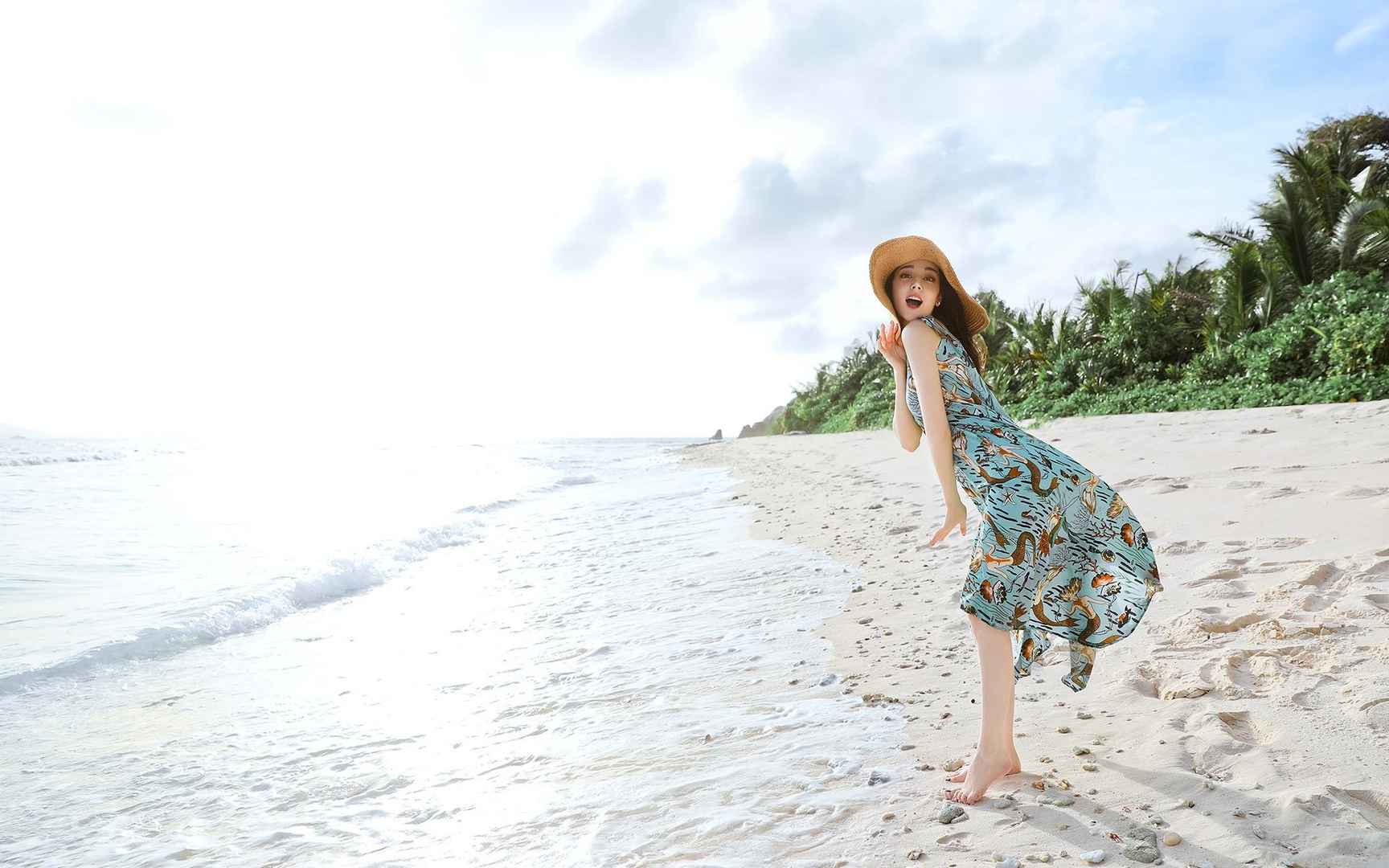 美女明星迪丽热巴海边沙滩写真壁纸，热带风格长裙唯美动人-