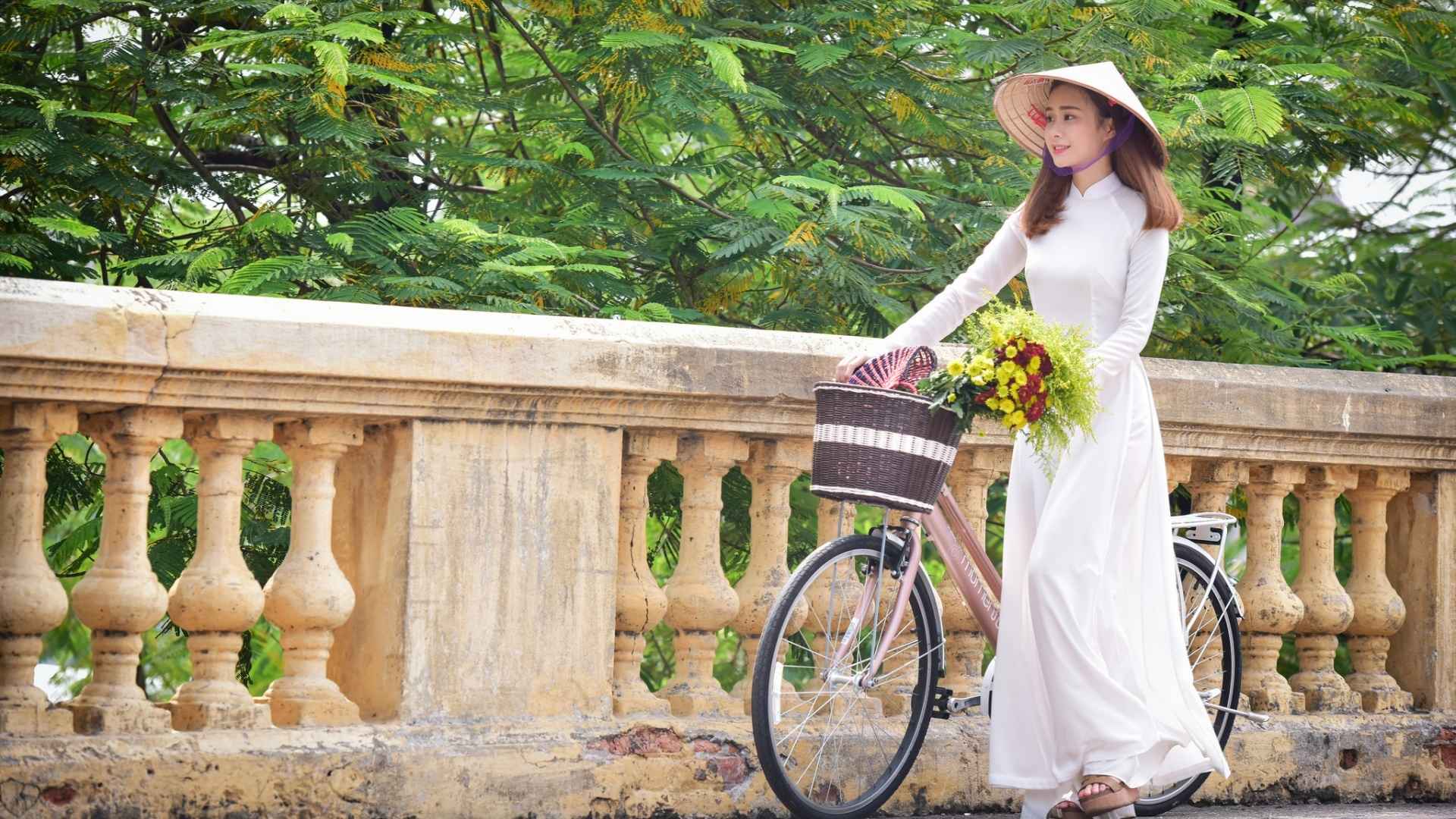 推自行车的越南美女-