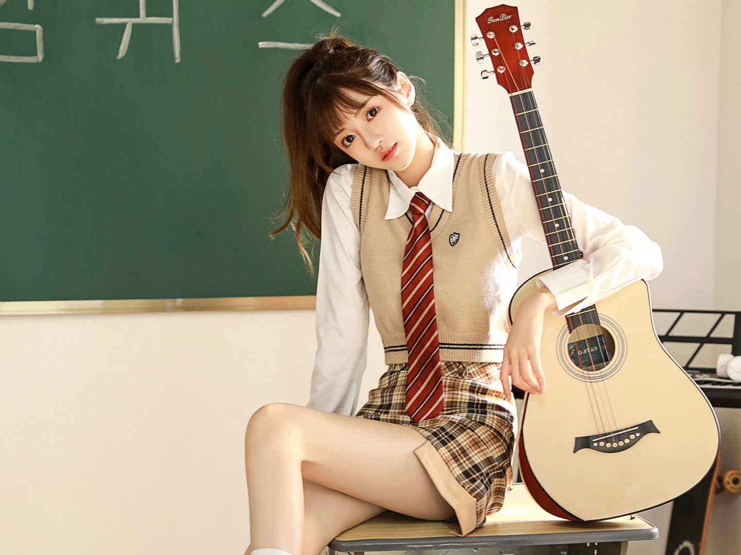 学生美女吉他iPad平板壁纸