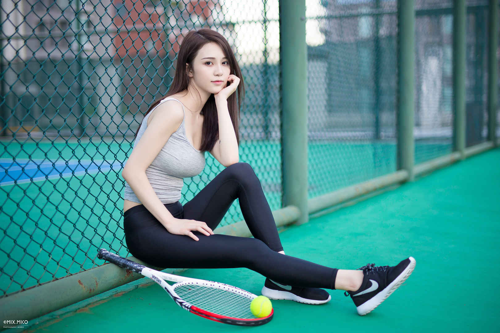 坐在网球场运动型清纯美女4k壁纸