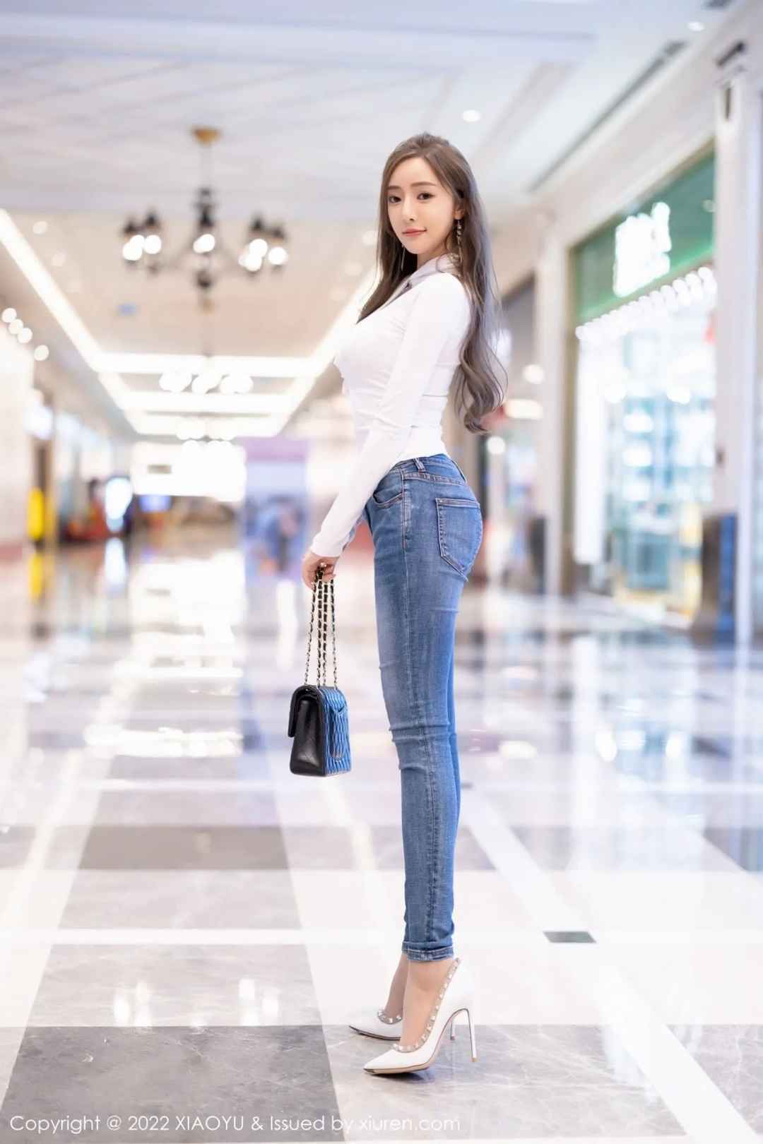 王馨瑶yanni白色收身上衣蓝色牛仔裤性感女神写真
