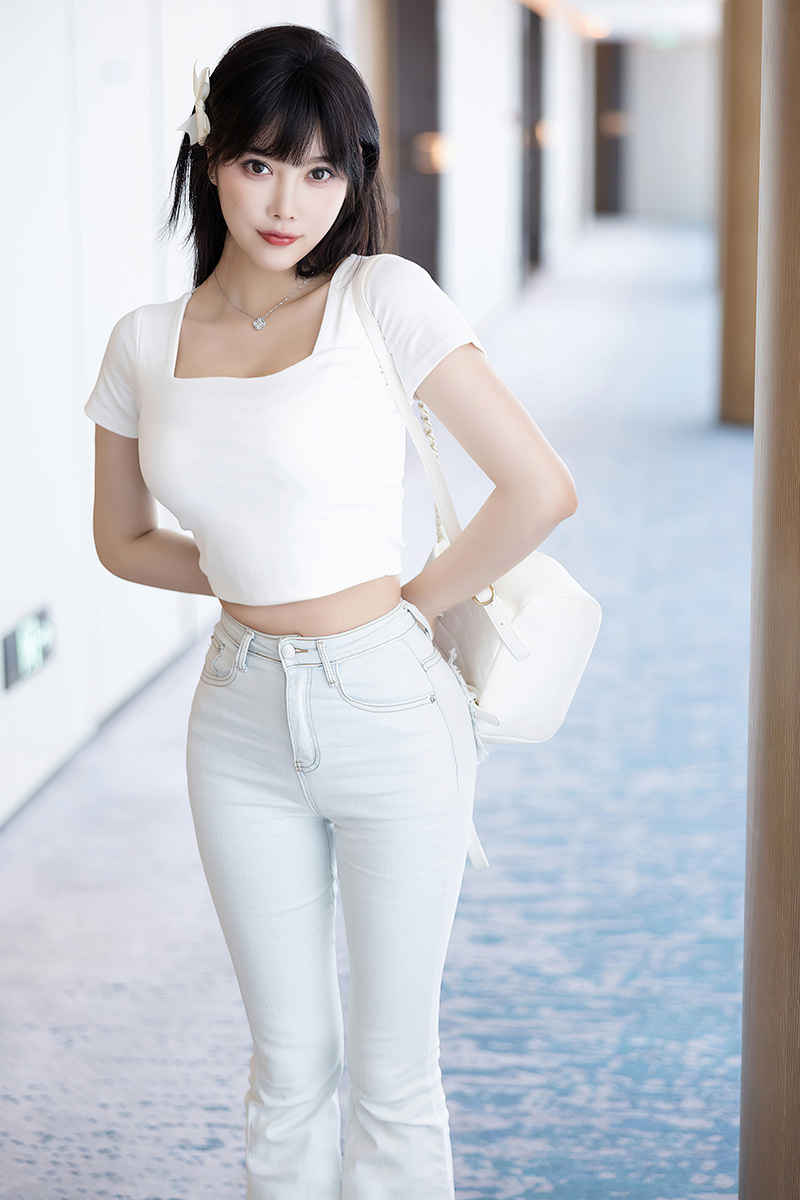杨晨晨高挑身材白色牛仔裤迷人写真