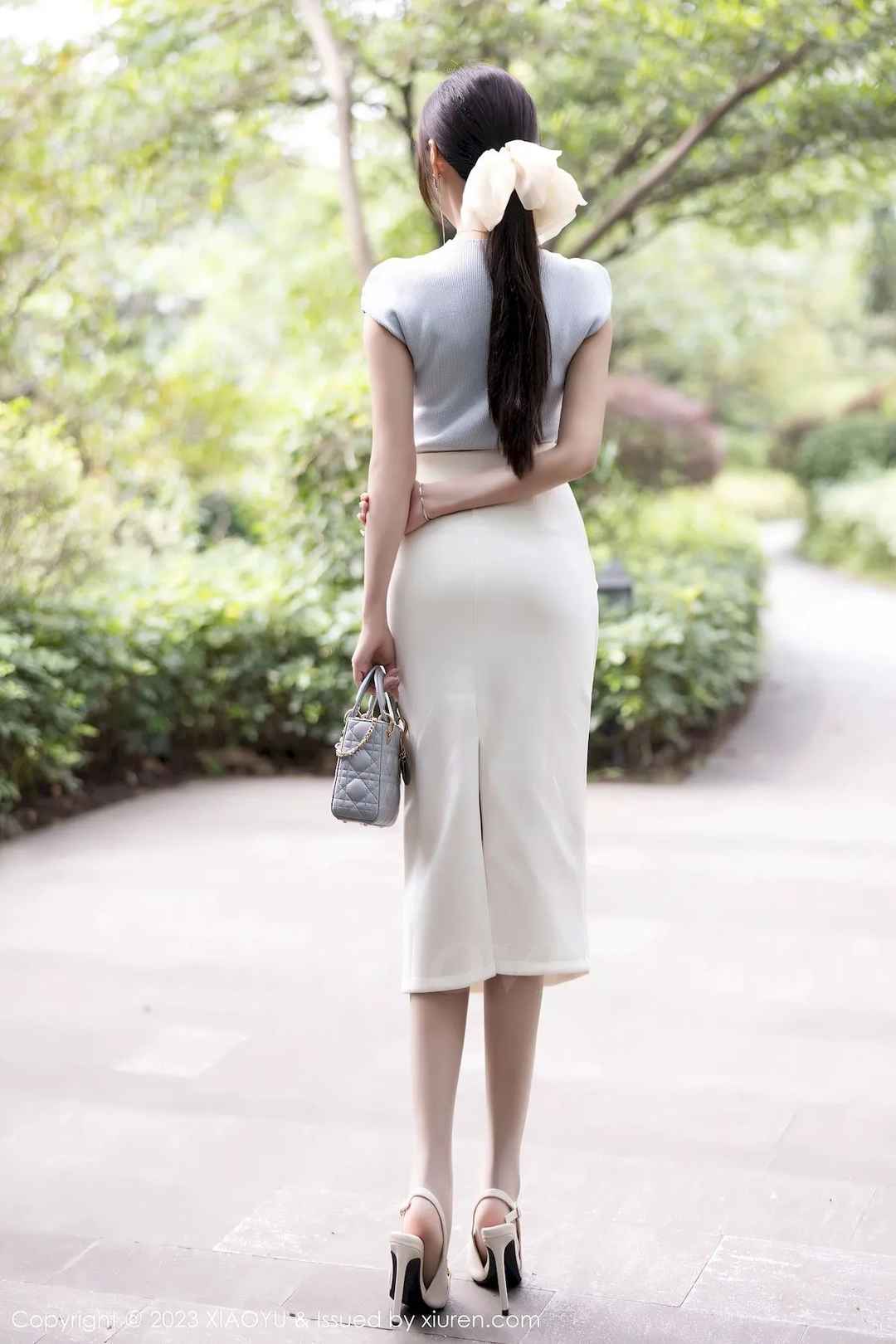 性感王馨瑶yanni浅色上衣搭配白色半身裙语画界写真