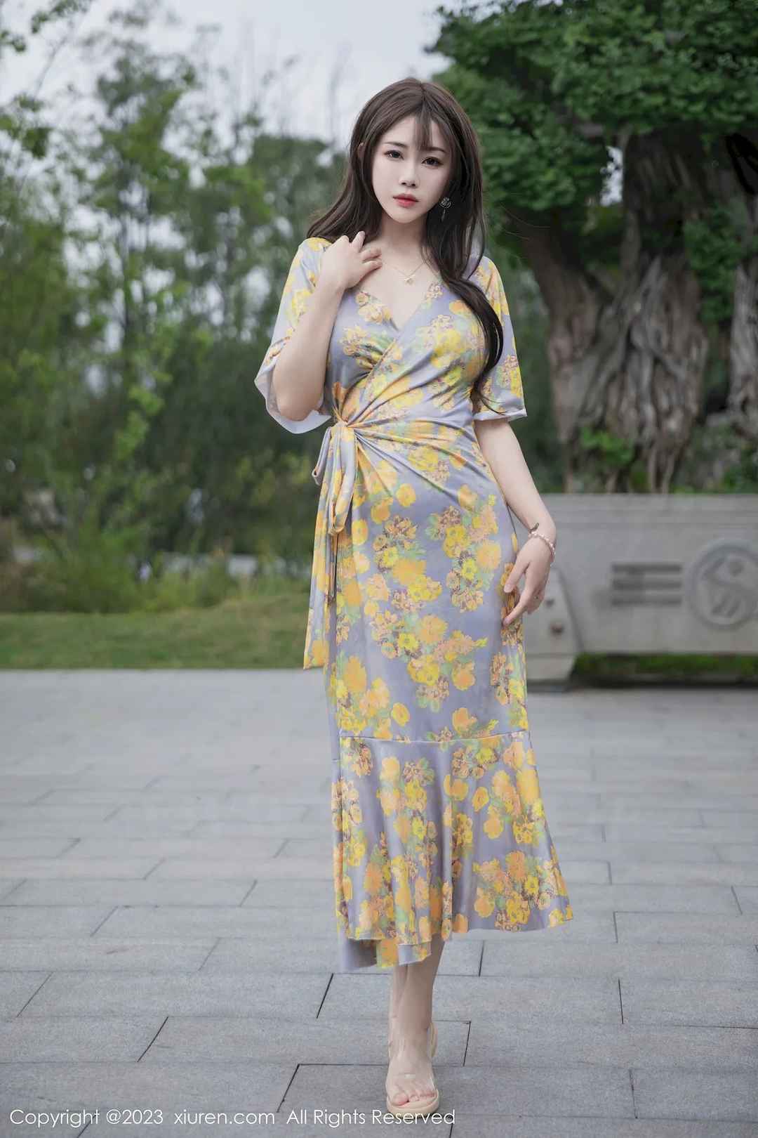 严利娅Yuliya轻盈动人黄灰色睡裙高挑身材性感写真
