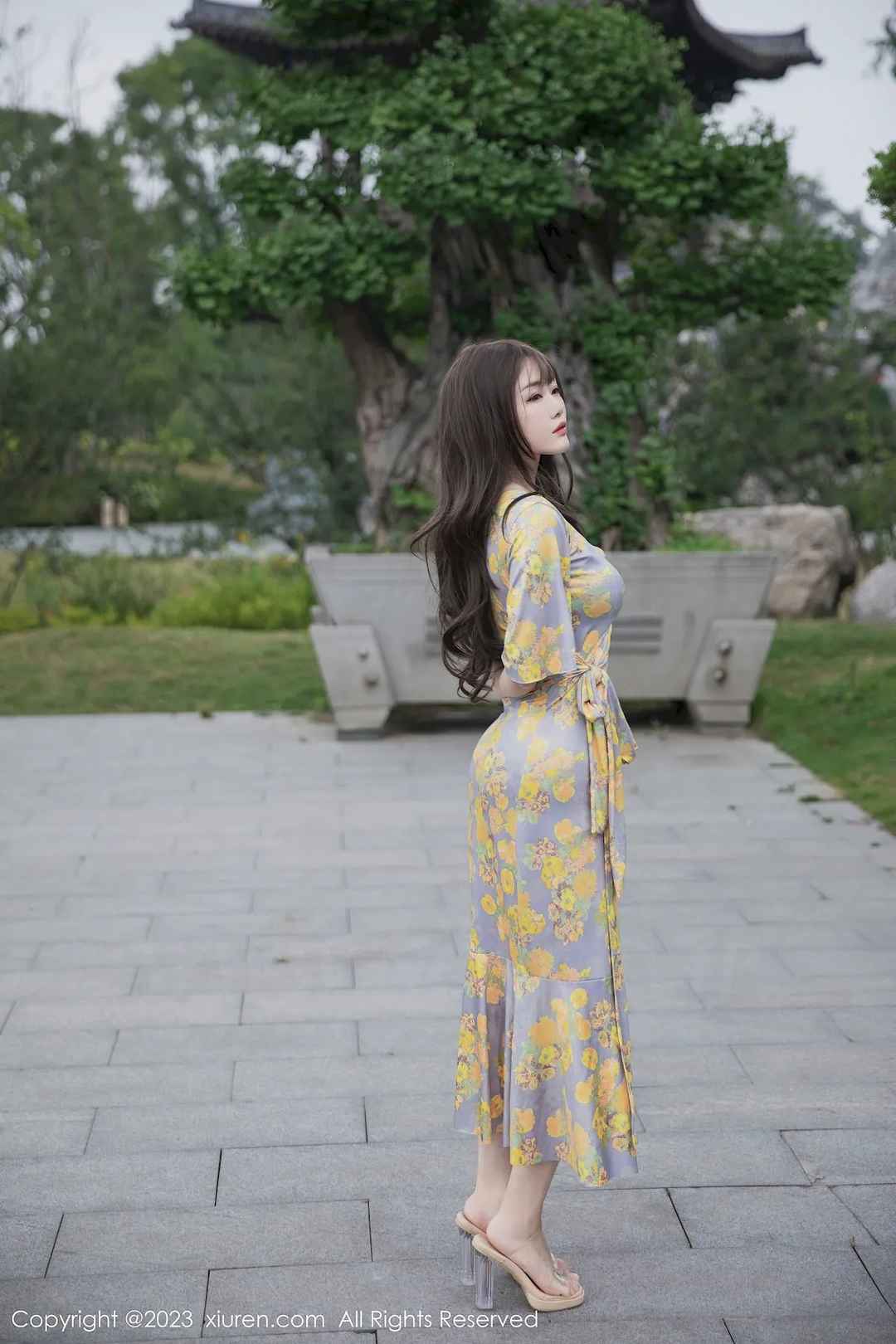 严利娅Yuliya轻盈动人黄灰色睡裙高挑身材性感写真