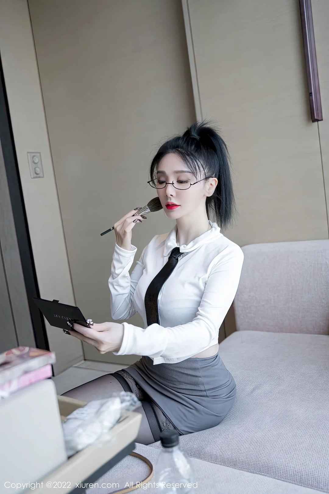 职业秘书潘娇娇白色上衣搭配灰色短裙OL性感写真