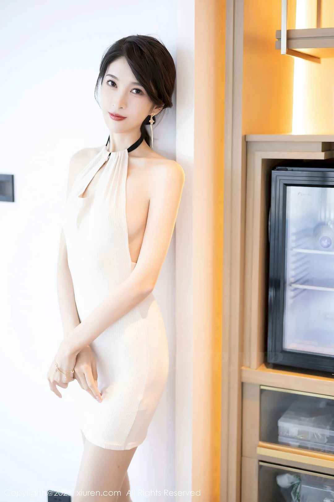 身材完美的模特林乐一米色连身短裙丝袜性感写真