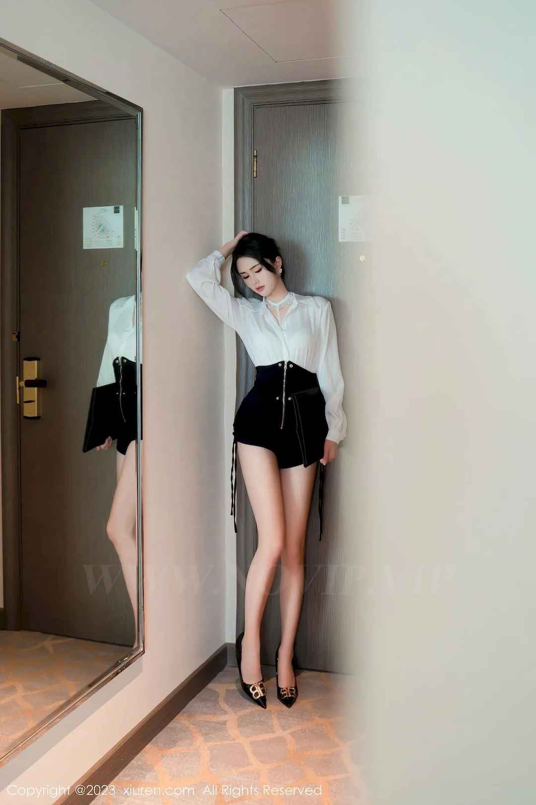 艾希儿优美的身材线条白色上衣搭配黑色短裙性感写真