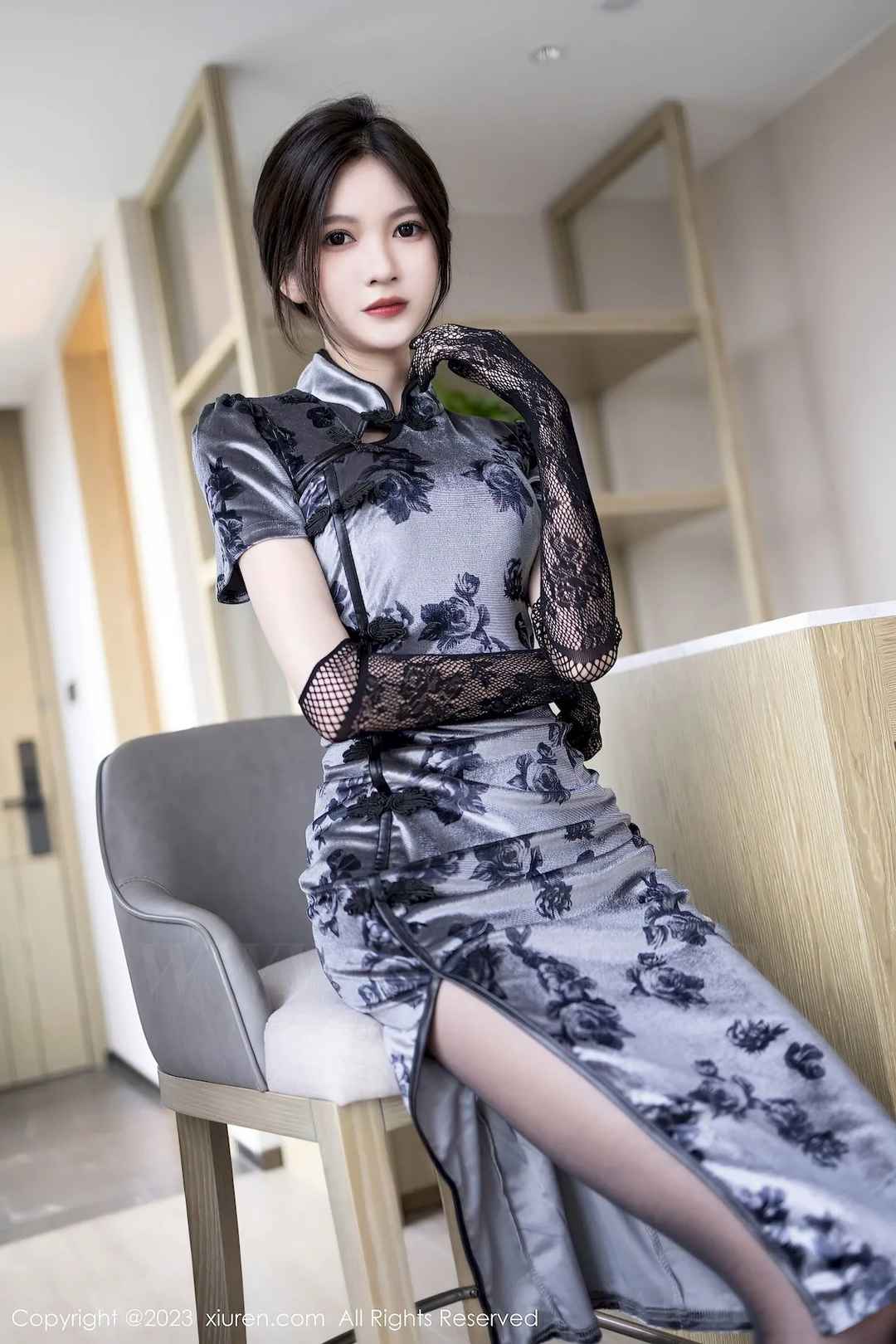 秀人网美女模特程程程-薄纱旗袍服饰搭配黑丝性感写真