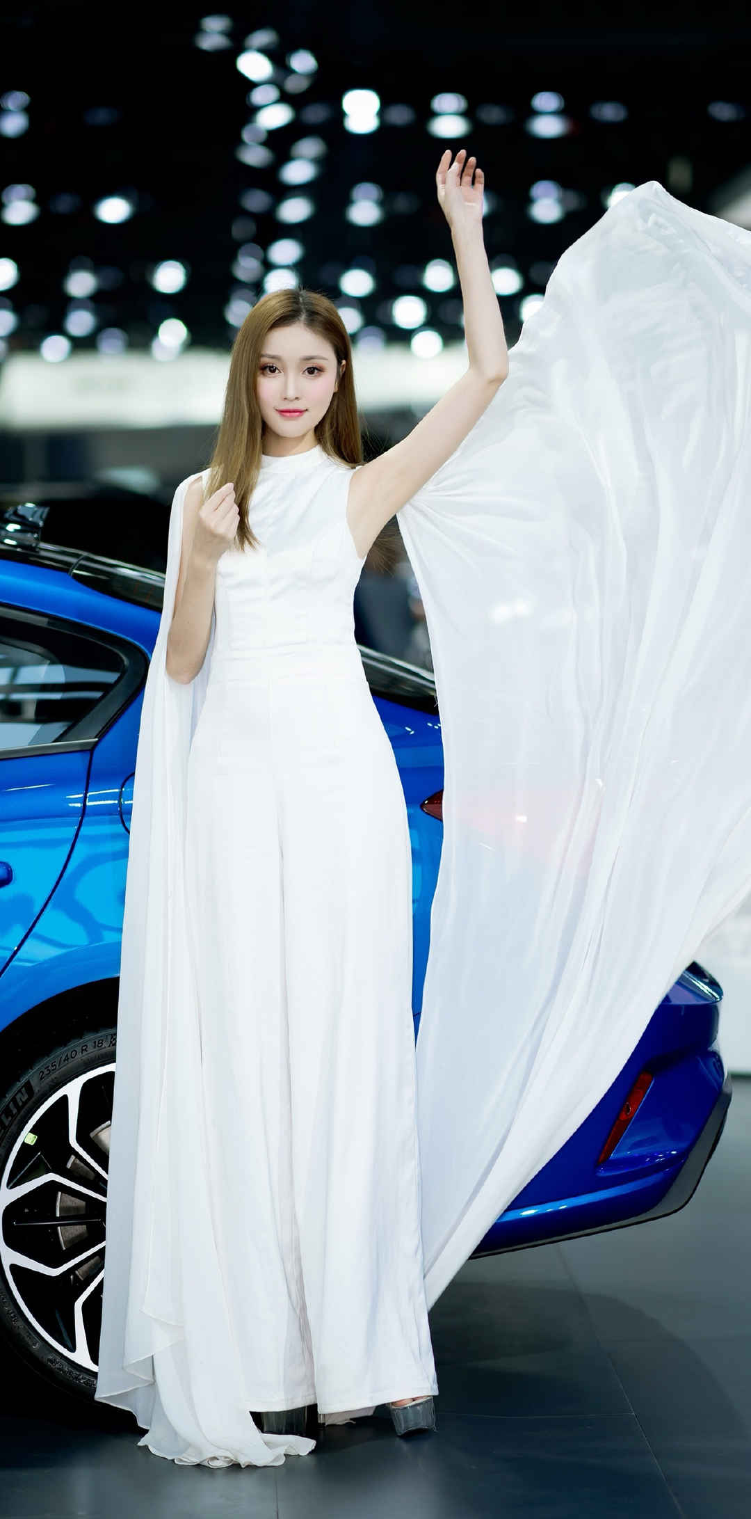 白色长裙美女车模图片