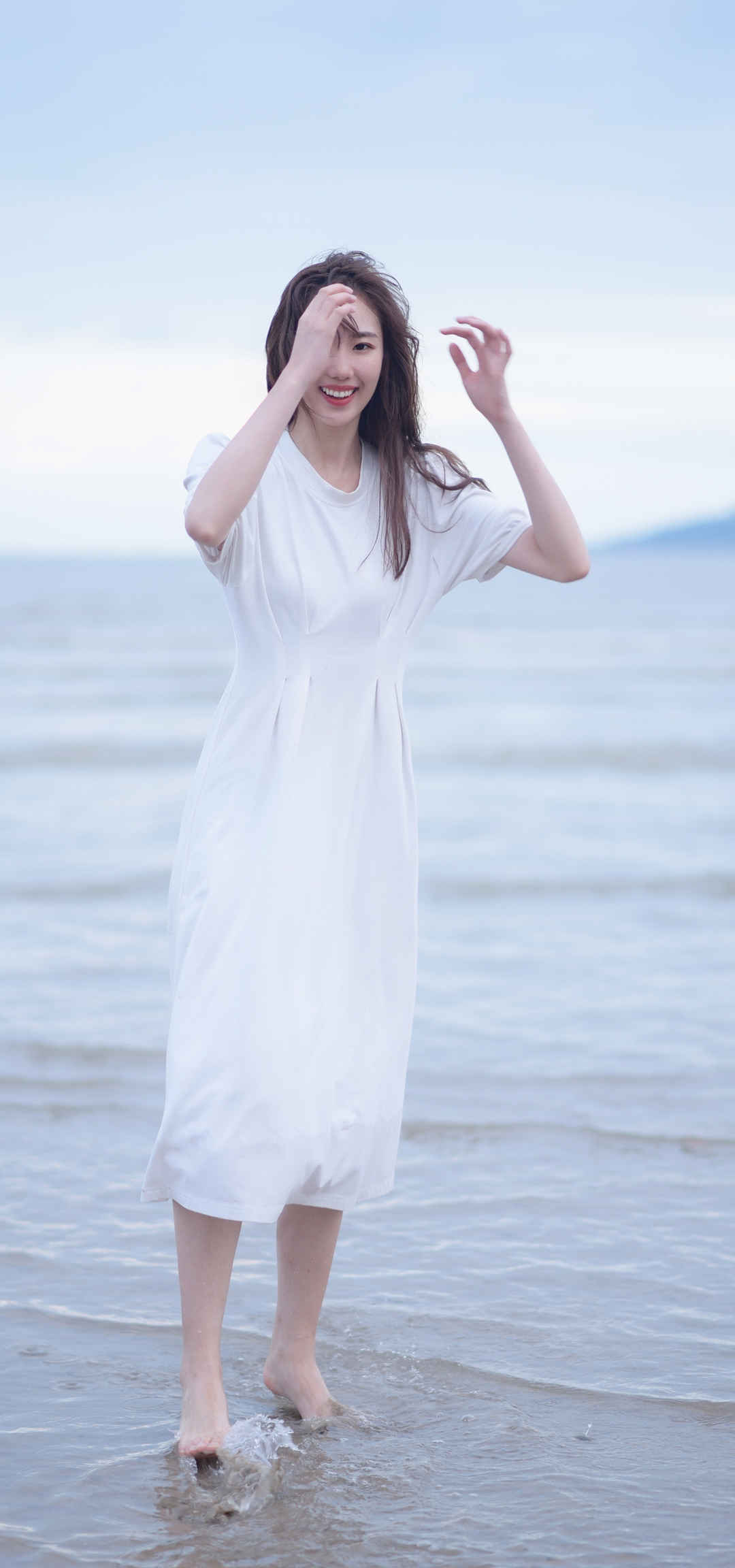 温柔甜美少女白色连衣裙海边摄影写真图集