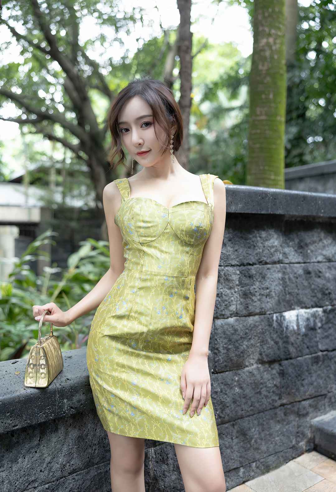 王馨瑶性感绿色吊带连身裙5K手机壁纸-