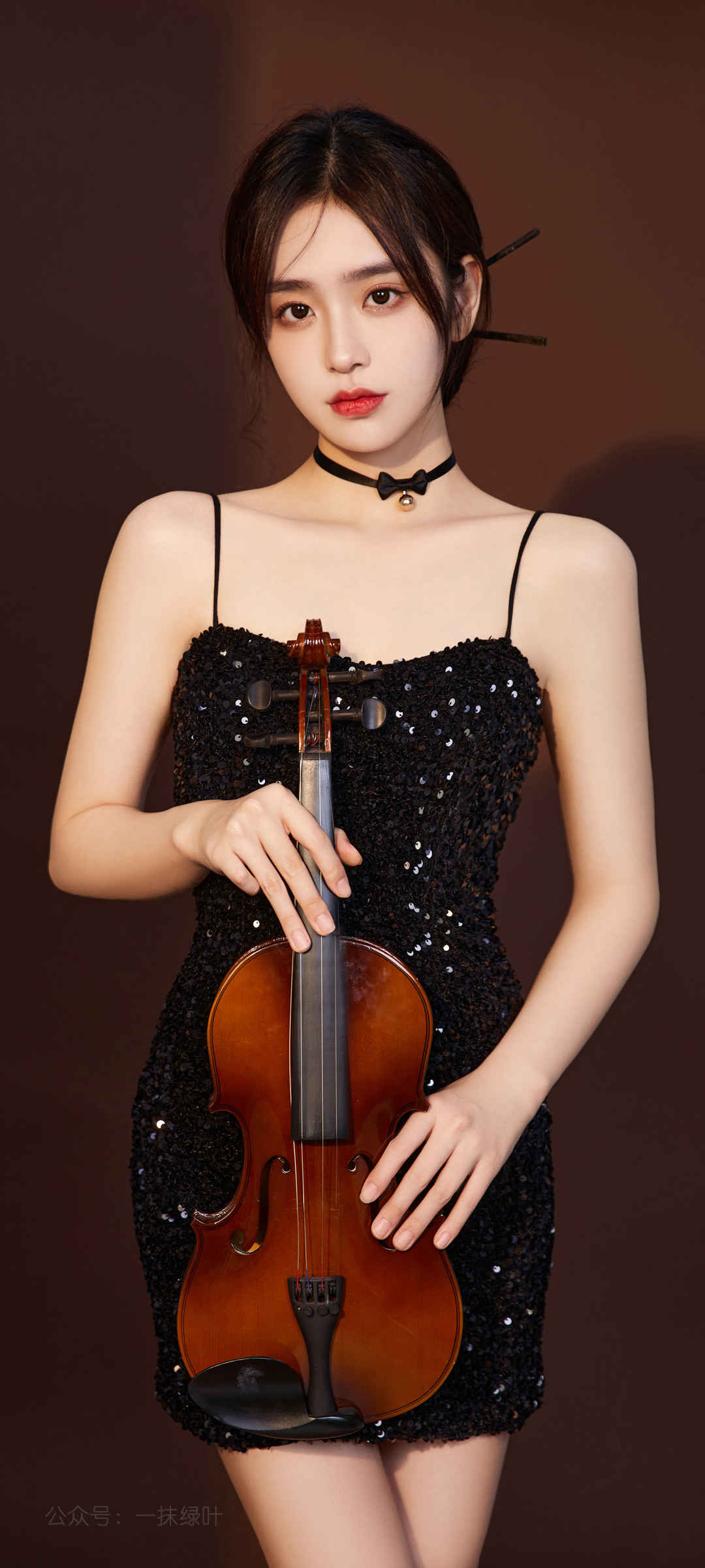拿小提琴的美女 好看身材 黑色吊带包臀连衣裙 美女手机壁纸