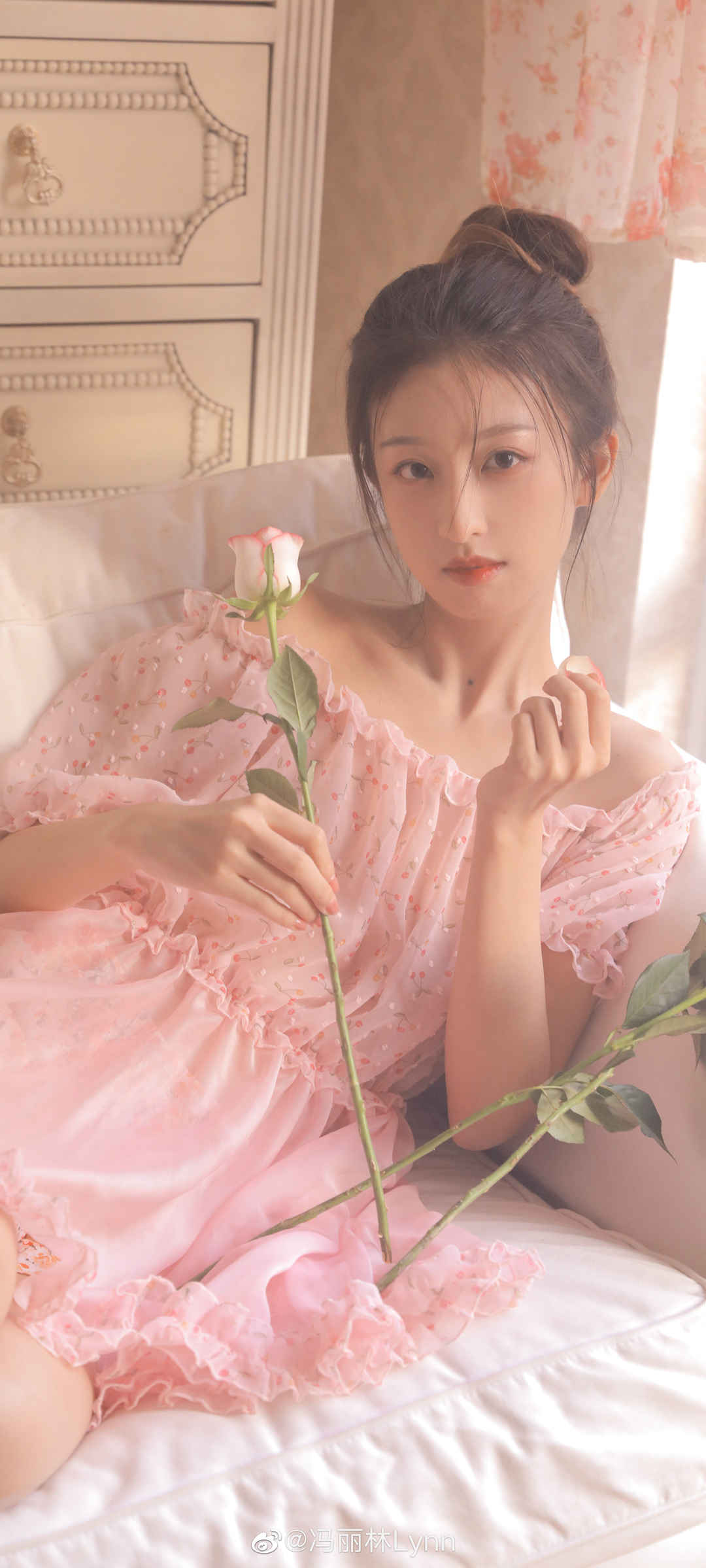 居家美女冯丽林 粉色裙子 玫瑰花 全面屏手机壁纸
