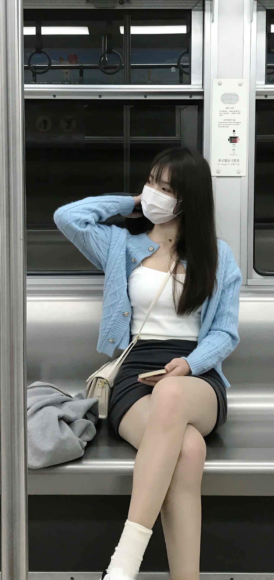 地铁性感短裙长腿美女手机壁纸