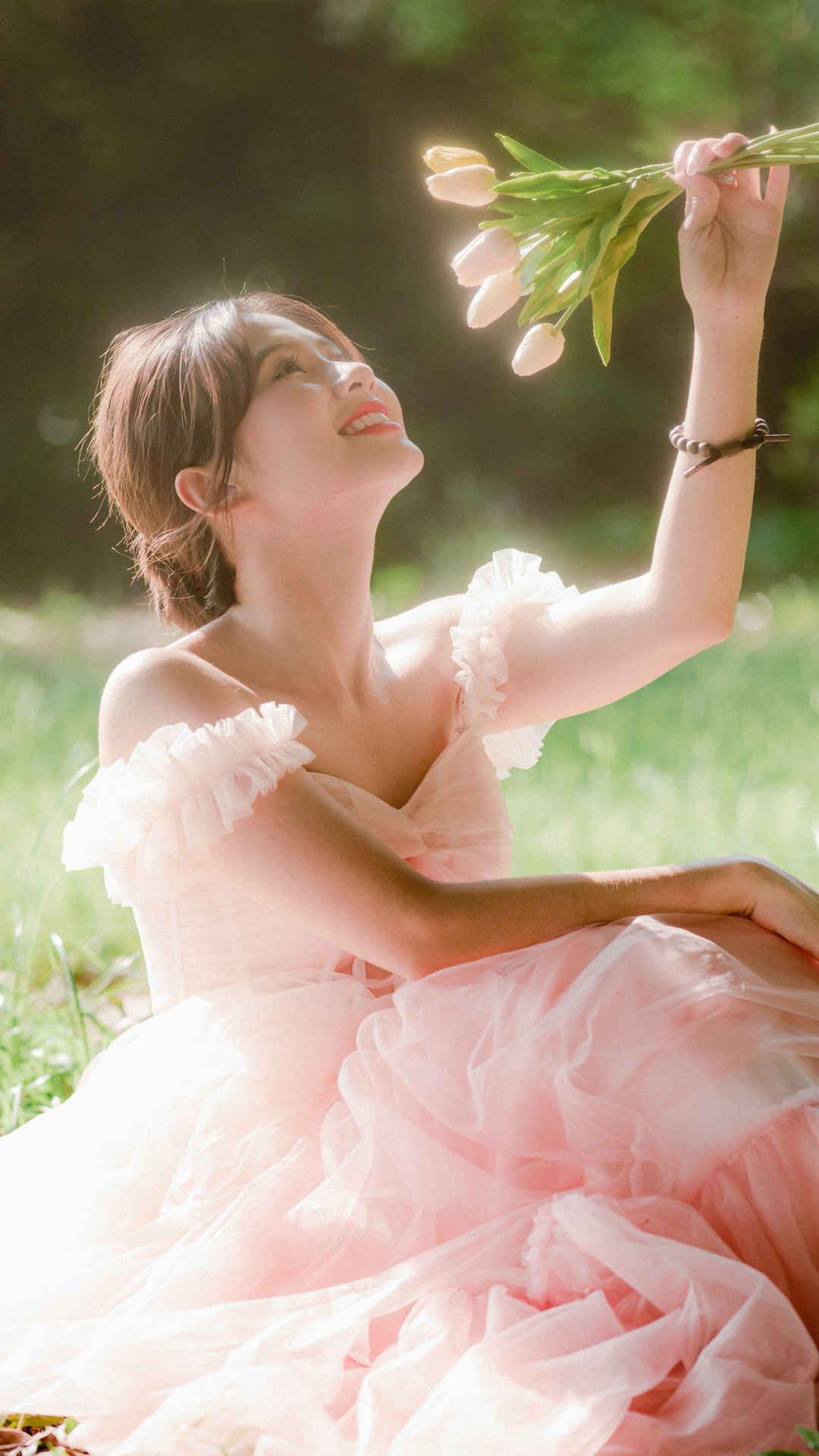女神节快乐 森林 坐在草地上的美女 粉色裙子