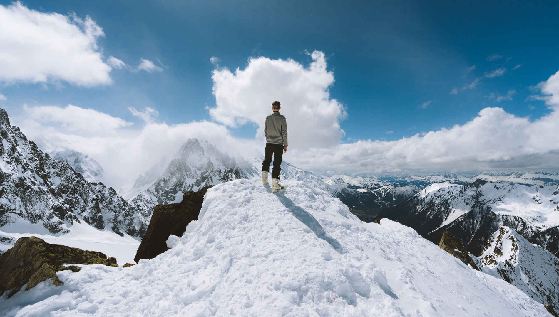 人站在雪山峰上图片-