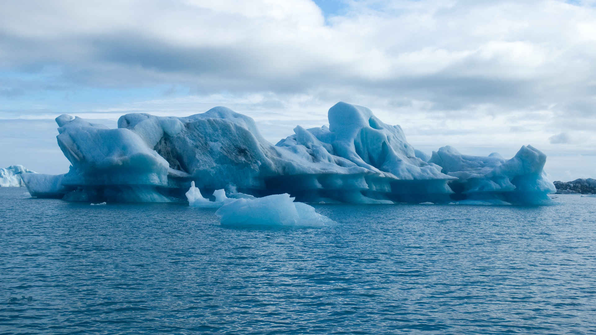高清海上寒冷冰川图片