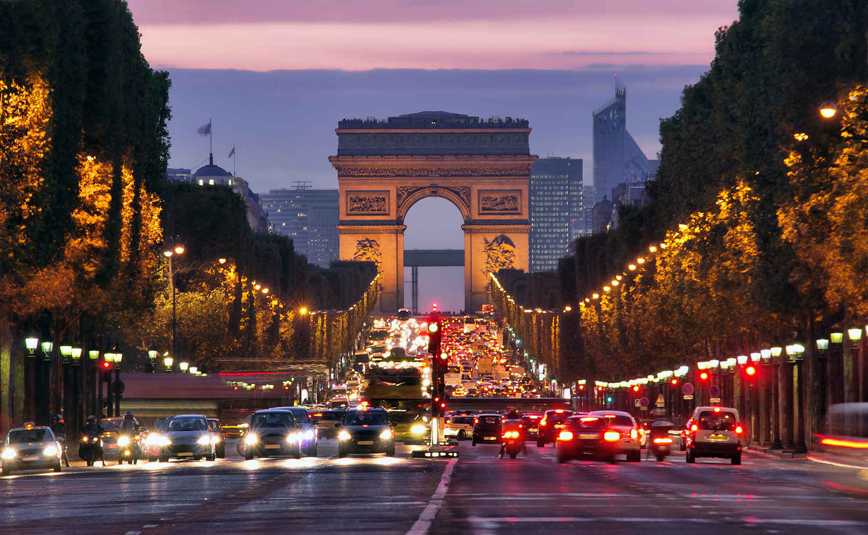 流光溢彩夜巴黎 法国香榭丽舍大道点亮圣诞彩灯