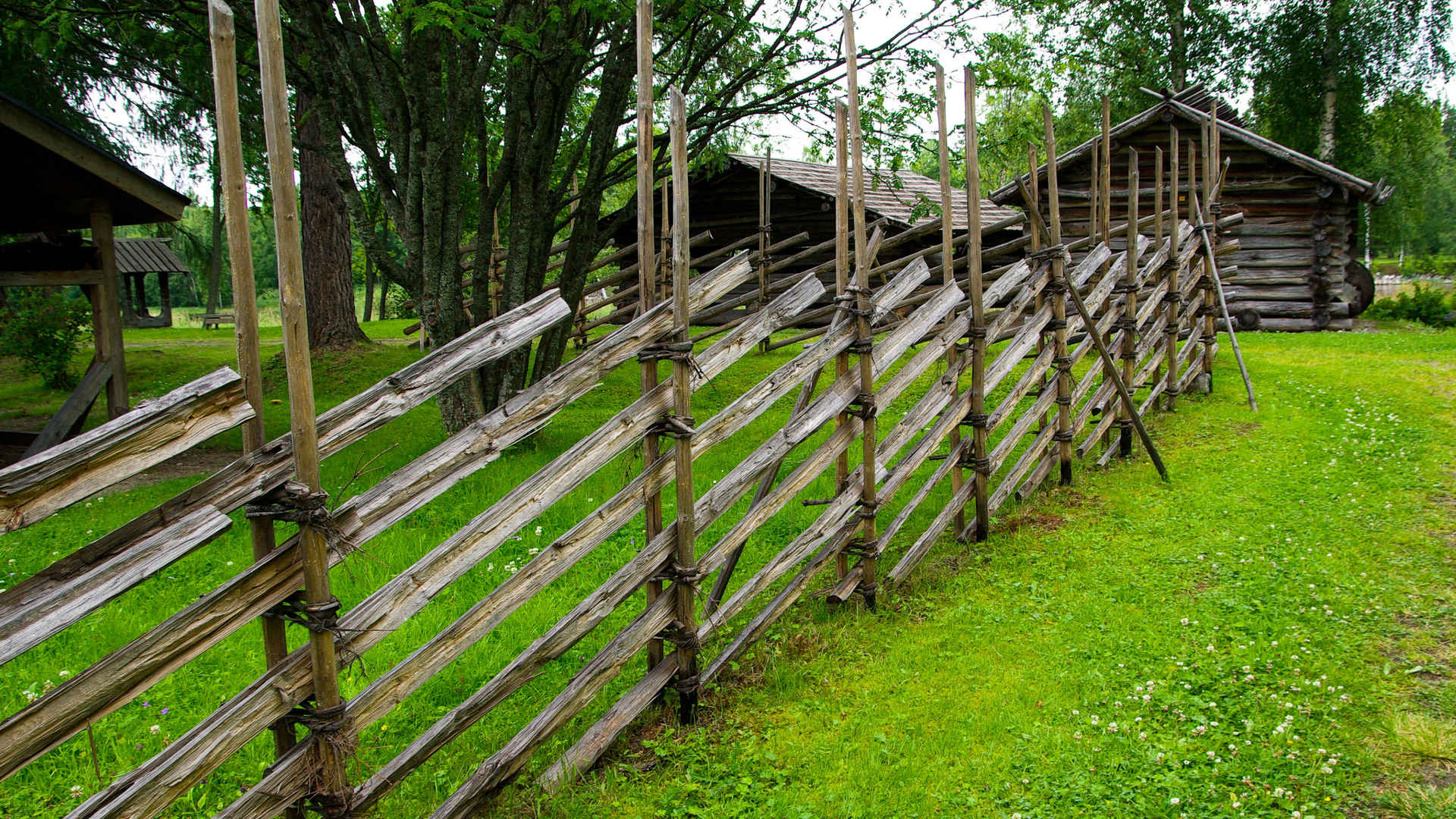 木头篱笆栅栏绿色草地护眼图片