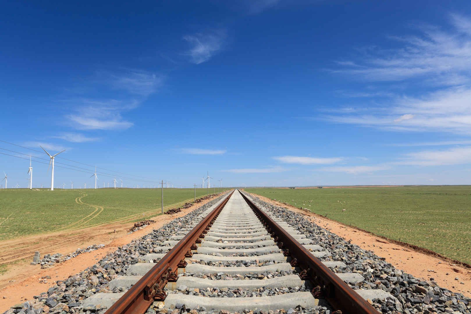 内蒙古草原上铁路高清图片