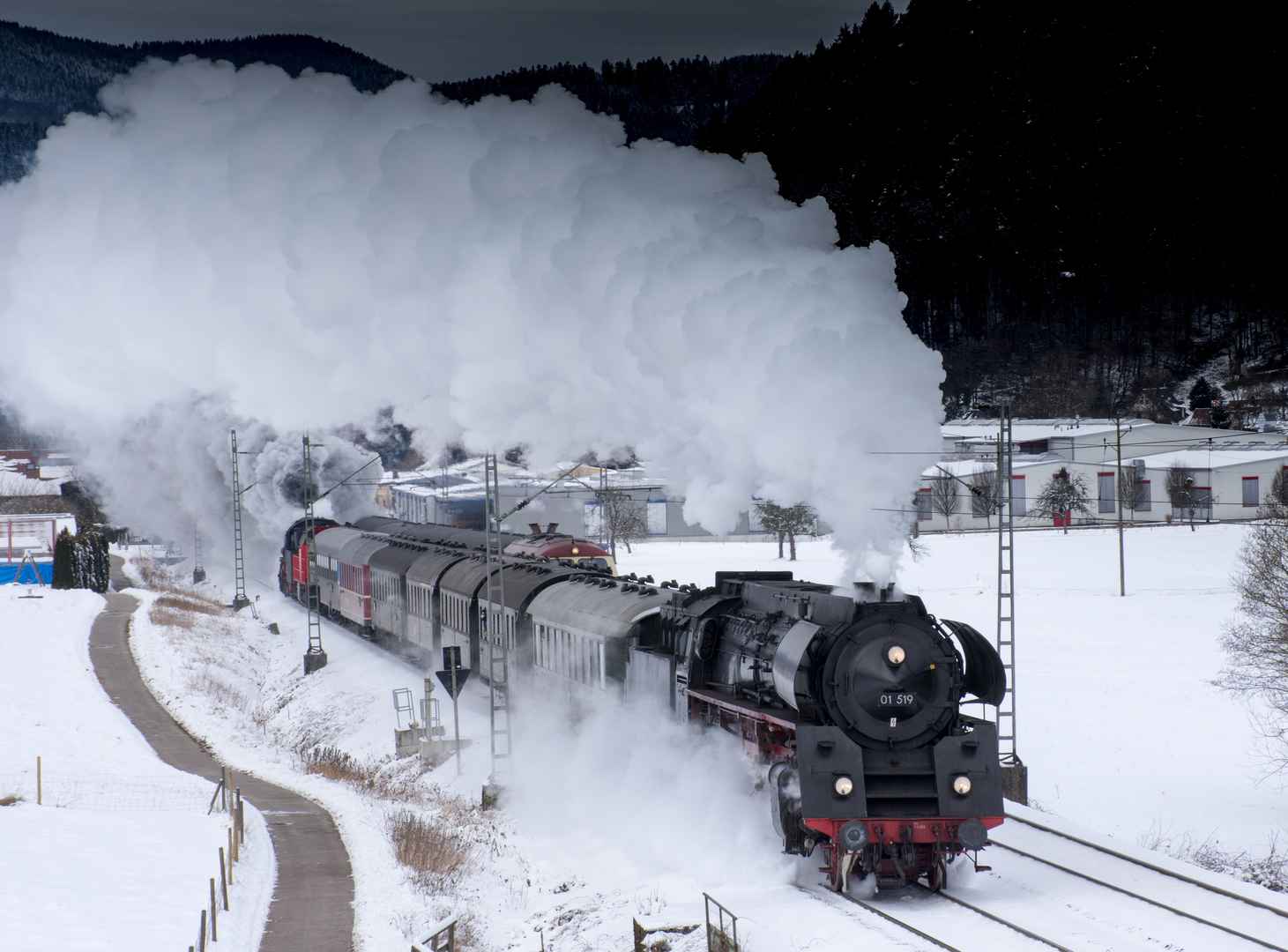 黑白交通复古经典一辆喷气式火车在雪地上行走-