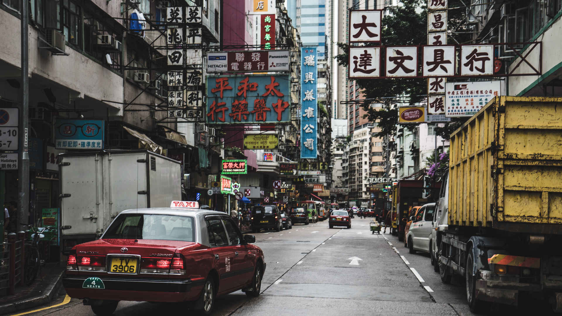 复古香港城市拥挤街道路旁景观照