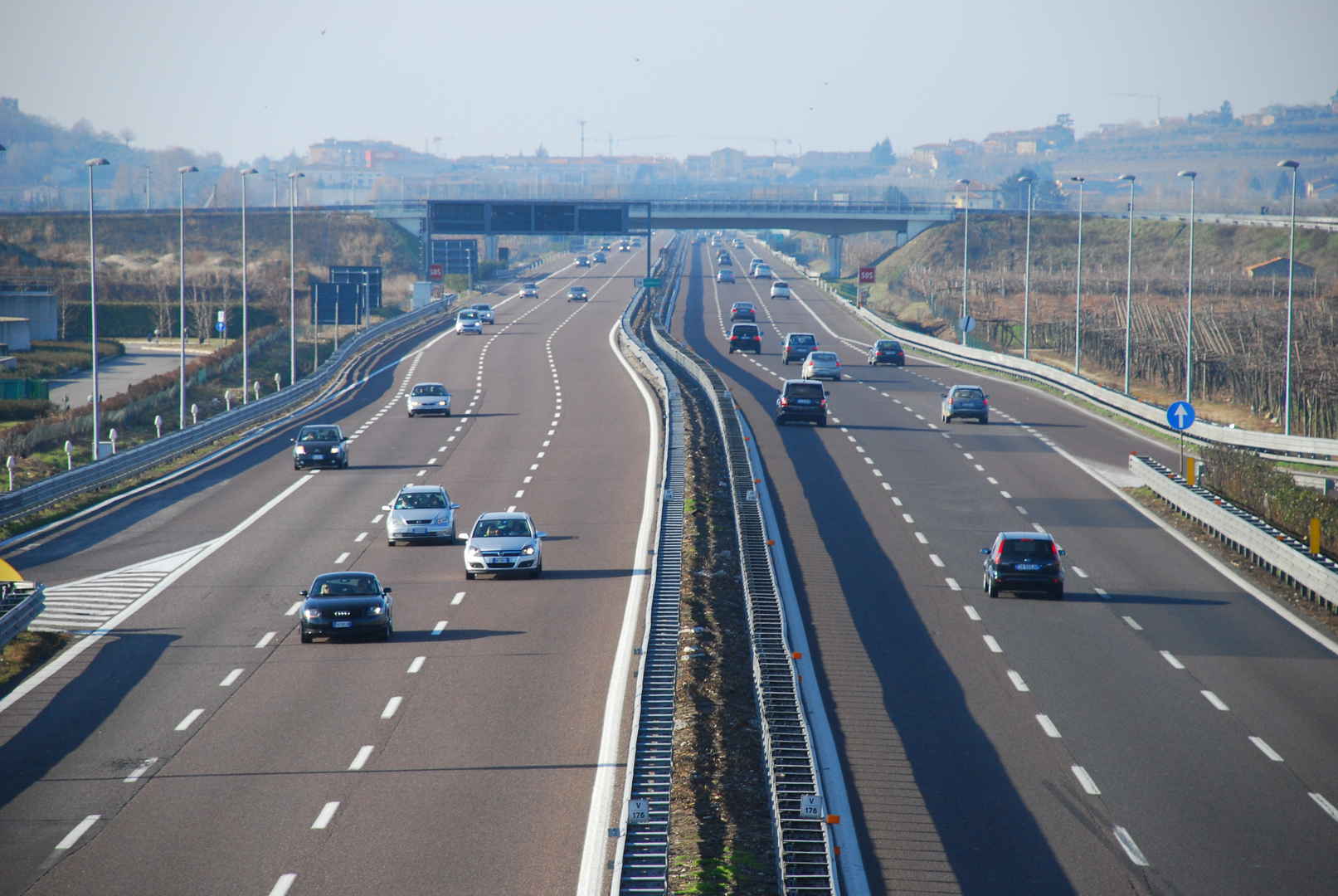欧洲意大利高速公路上的交通高清图片-