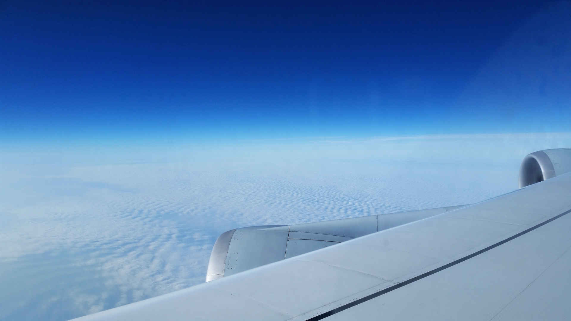 飞机上拍摄高空云层壁纸图片-