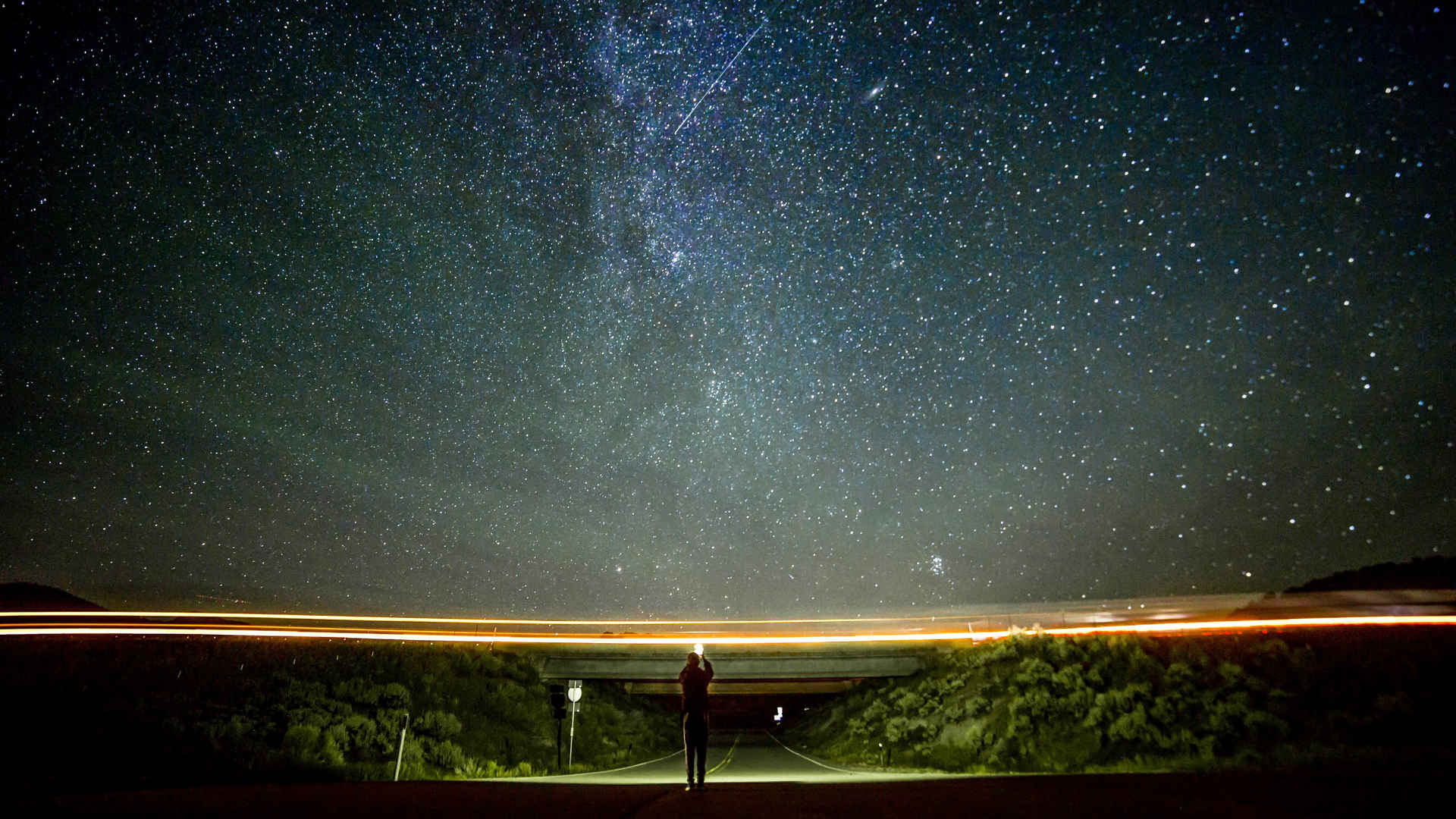 一个人仰望星空图片壁纸-