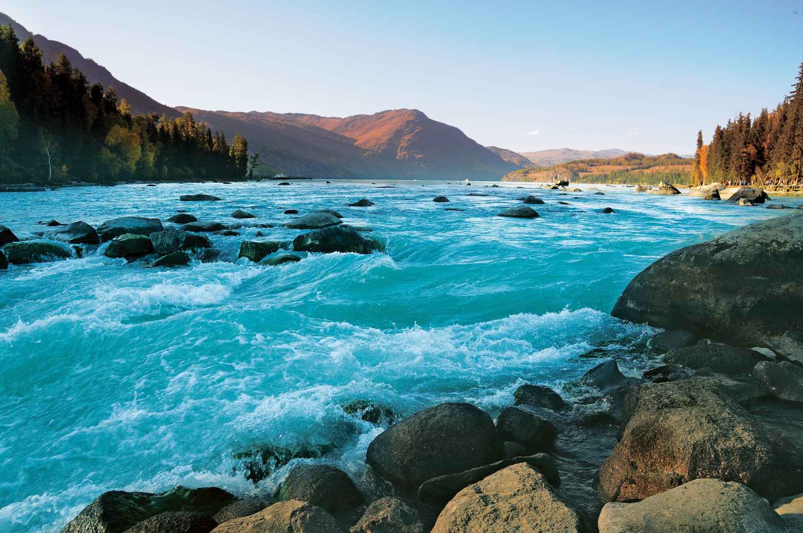 蓝色湍急河水自然风景高清壁纸