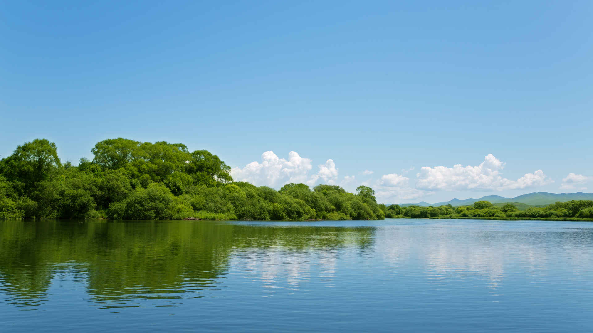 夏天明亮蓝色天空江景壁纸