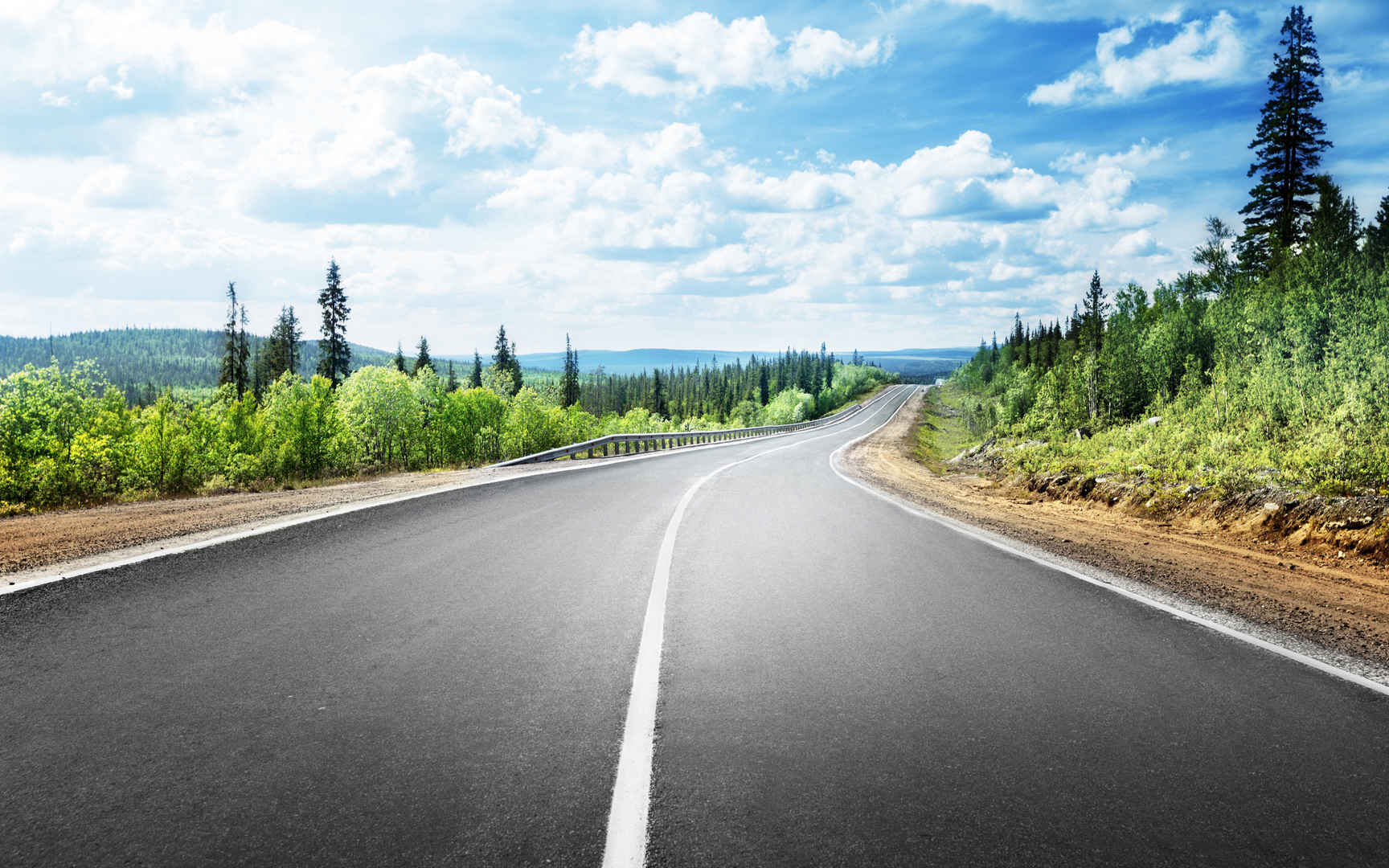 沿途公路的风景壁纸图片