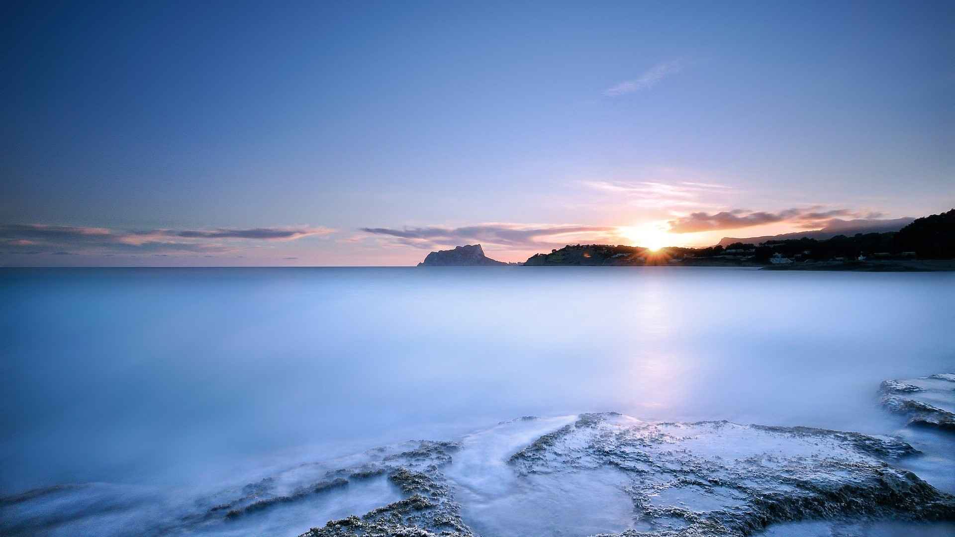 傍晚蓝色湖泊图片壁纸-